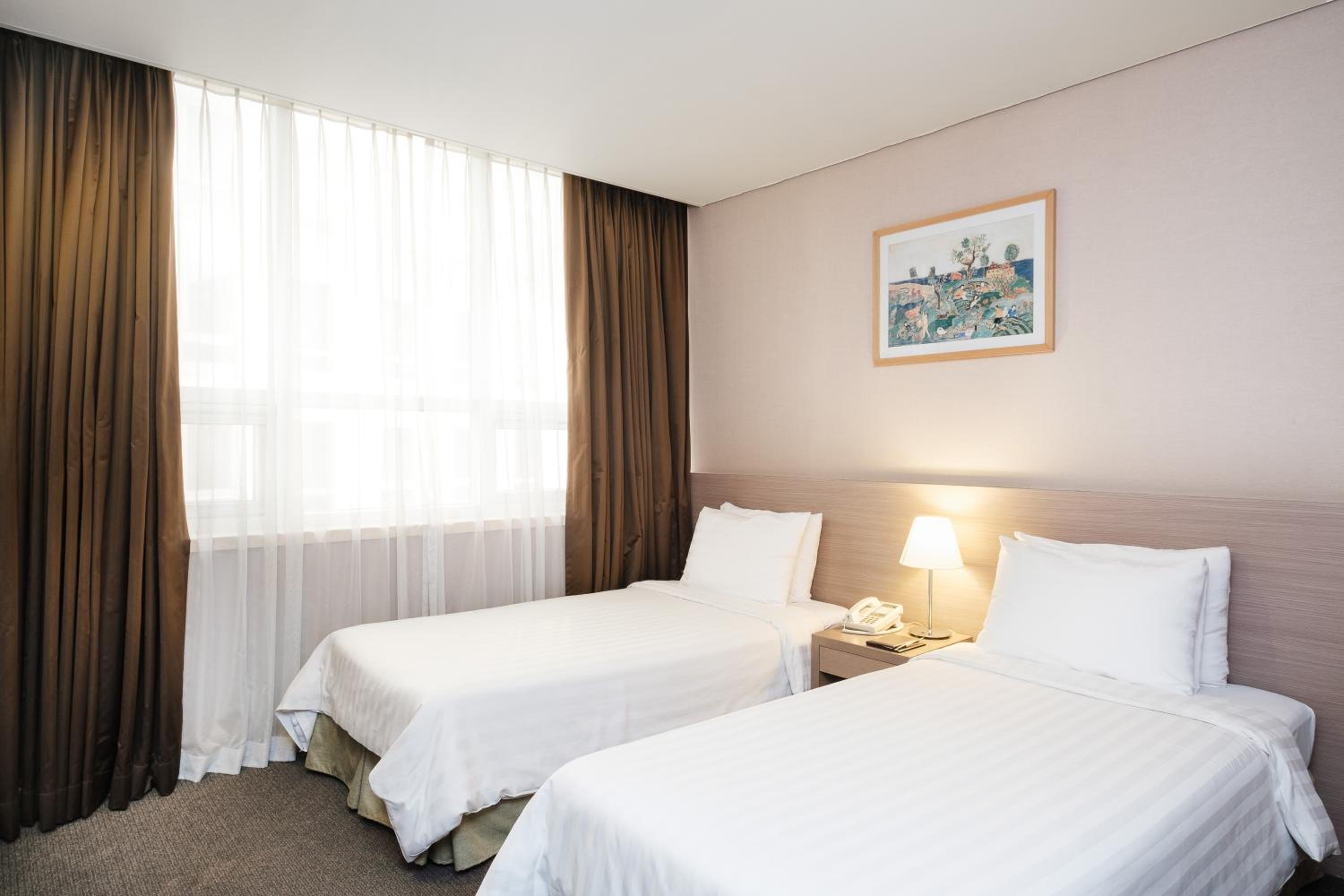 Standard Twin Room - Photo 6
