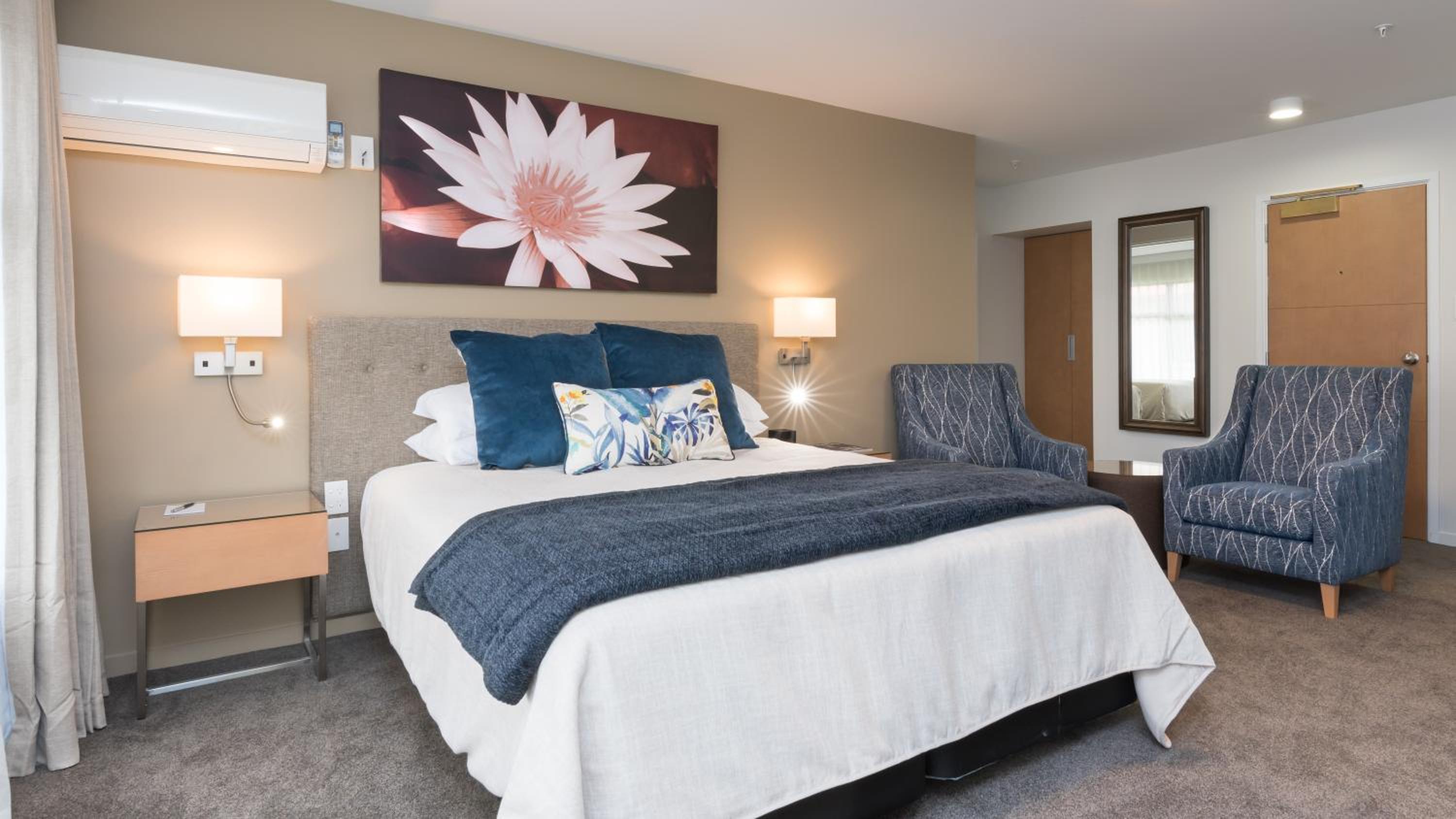 Superior Family Room - Photo 1