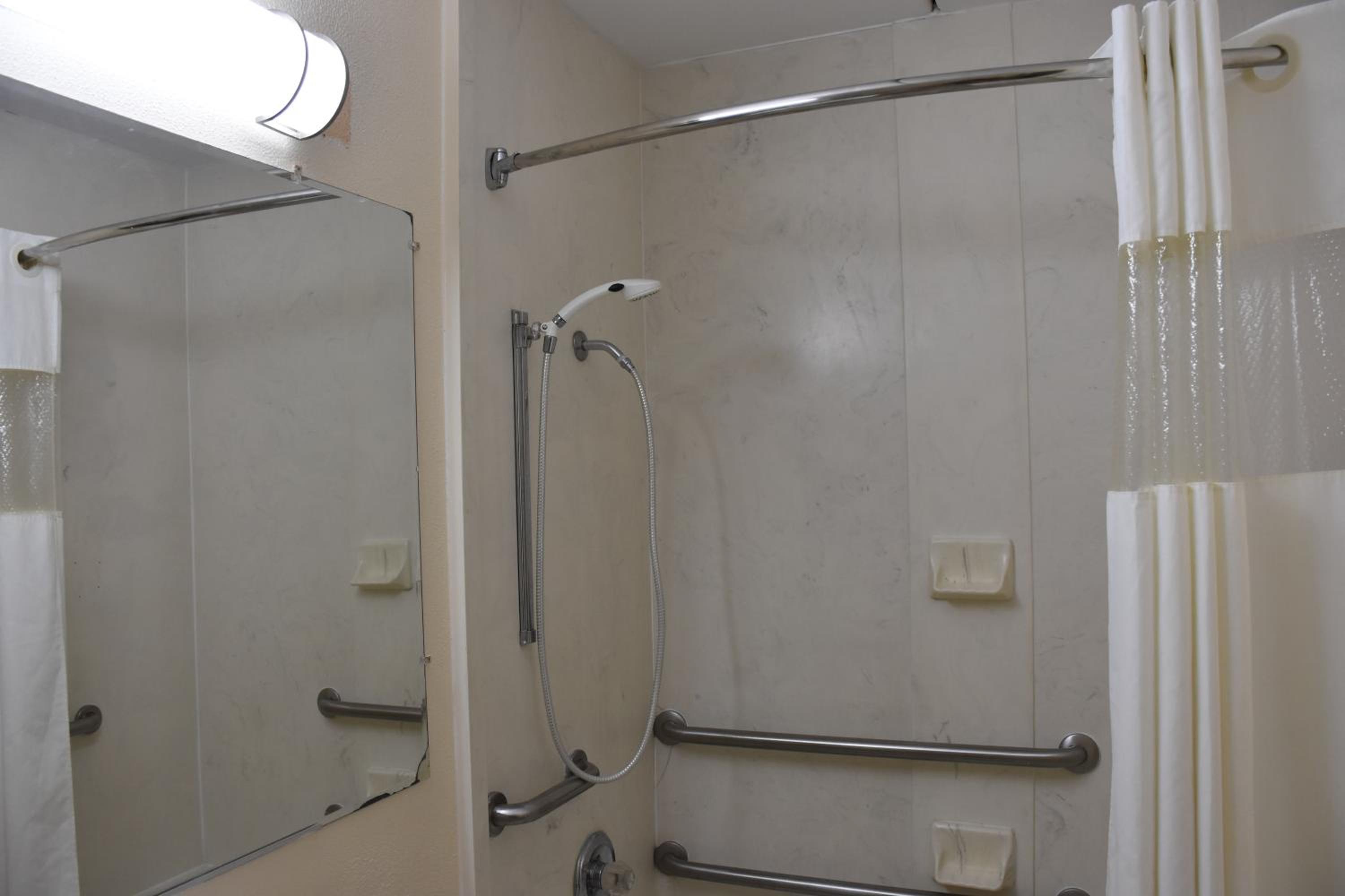 King Room - Mobility Access/Non-Smoking - Photo 12