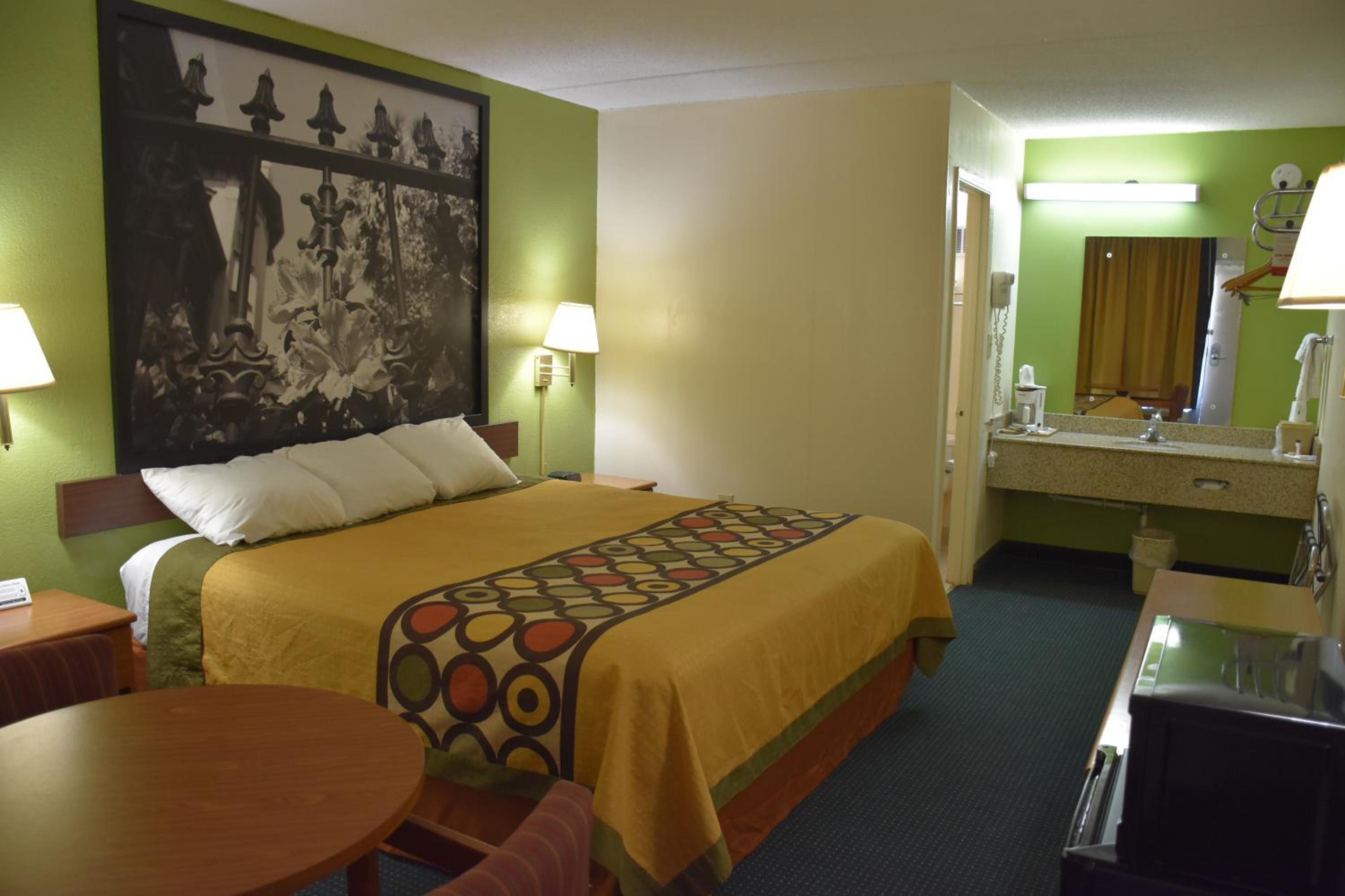 King Room - Non-Smoking - Photo 9