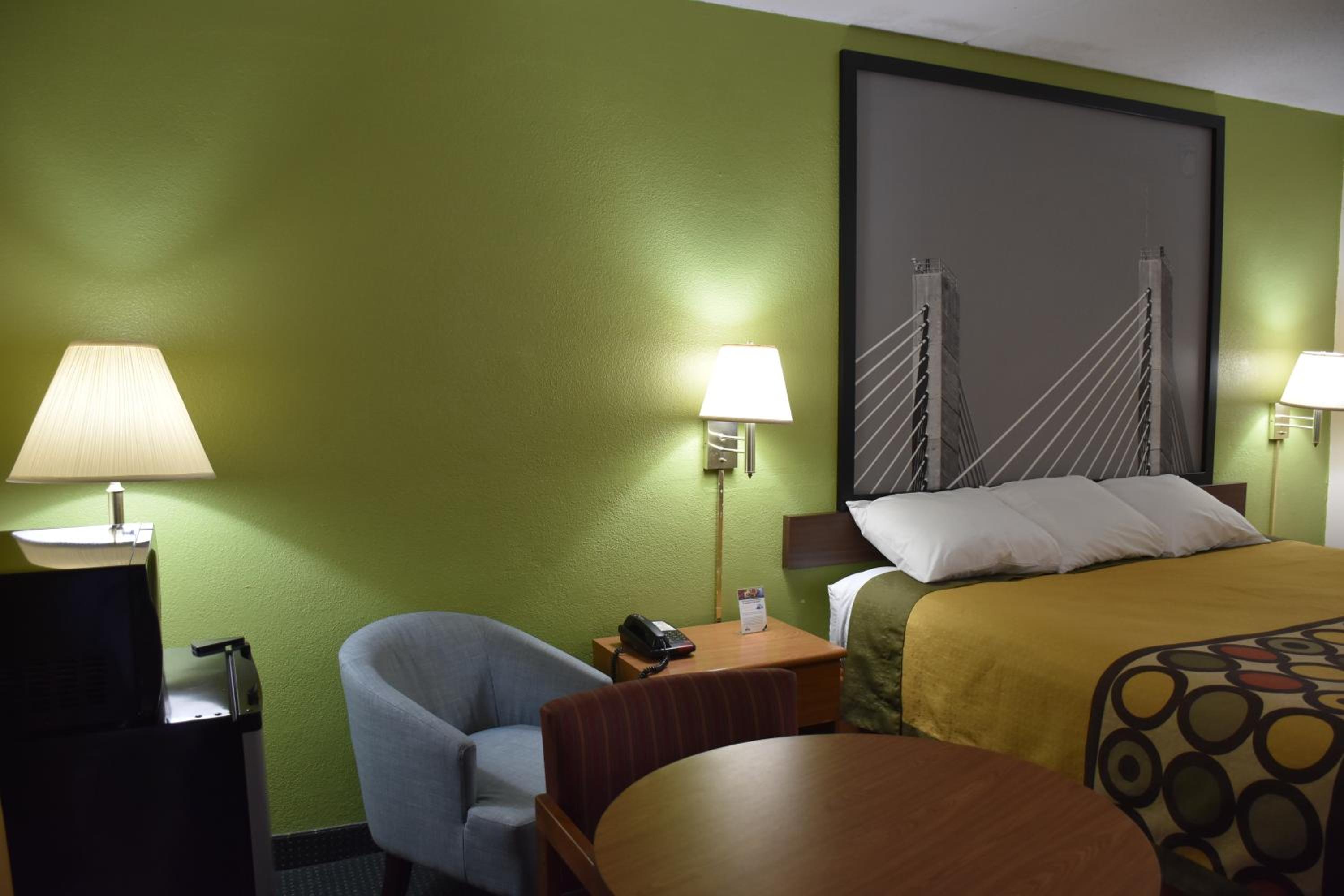 King Room - Non-Smoking - Photo 5