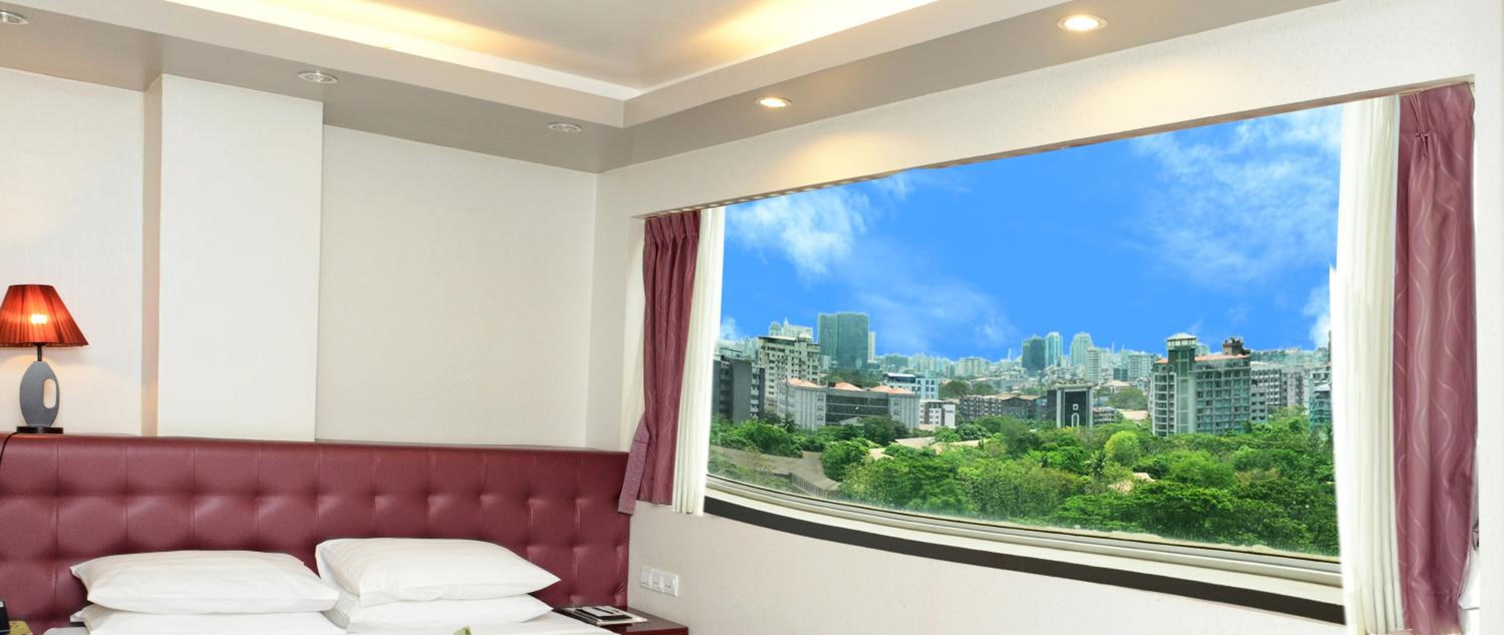Superior Double or Twin Room with City View - Photo 6