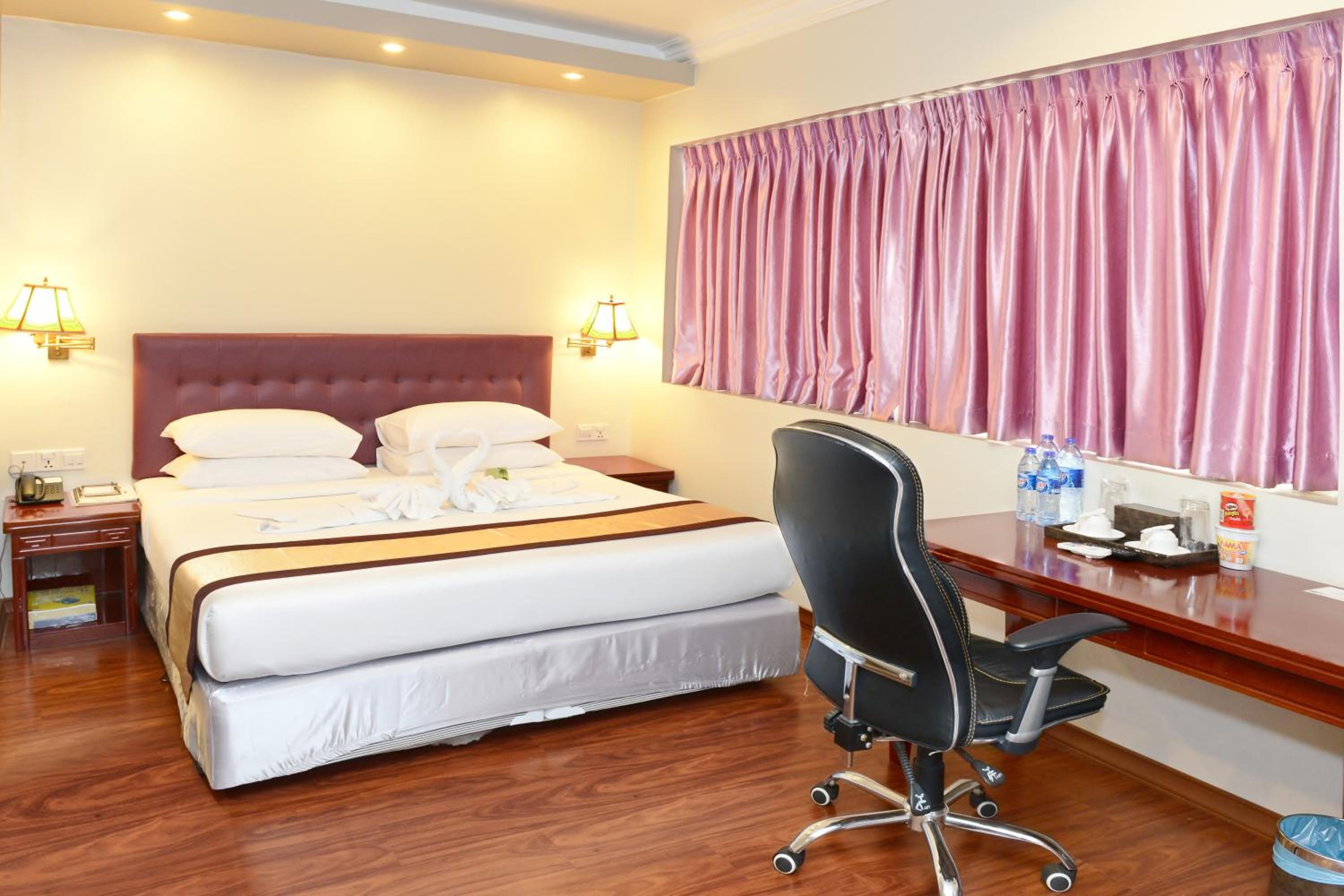 Superior Double or Twin Room with City View - Photo 2