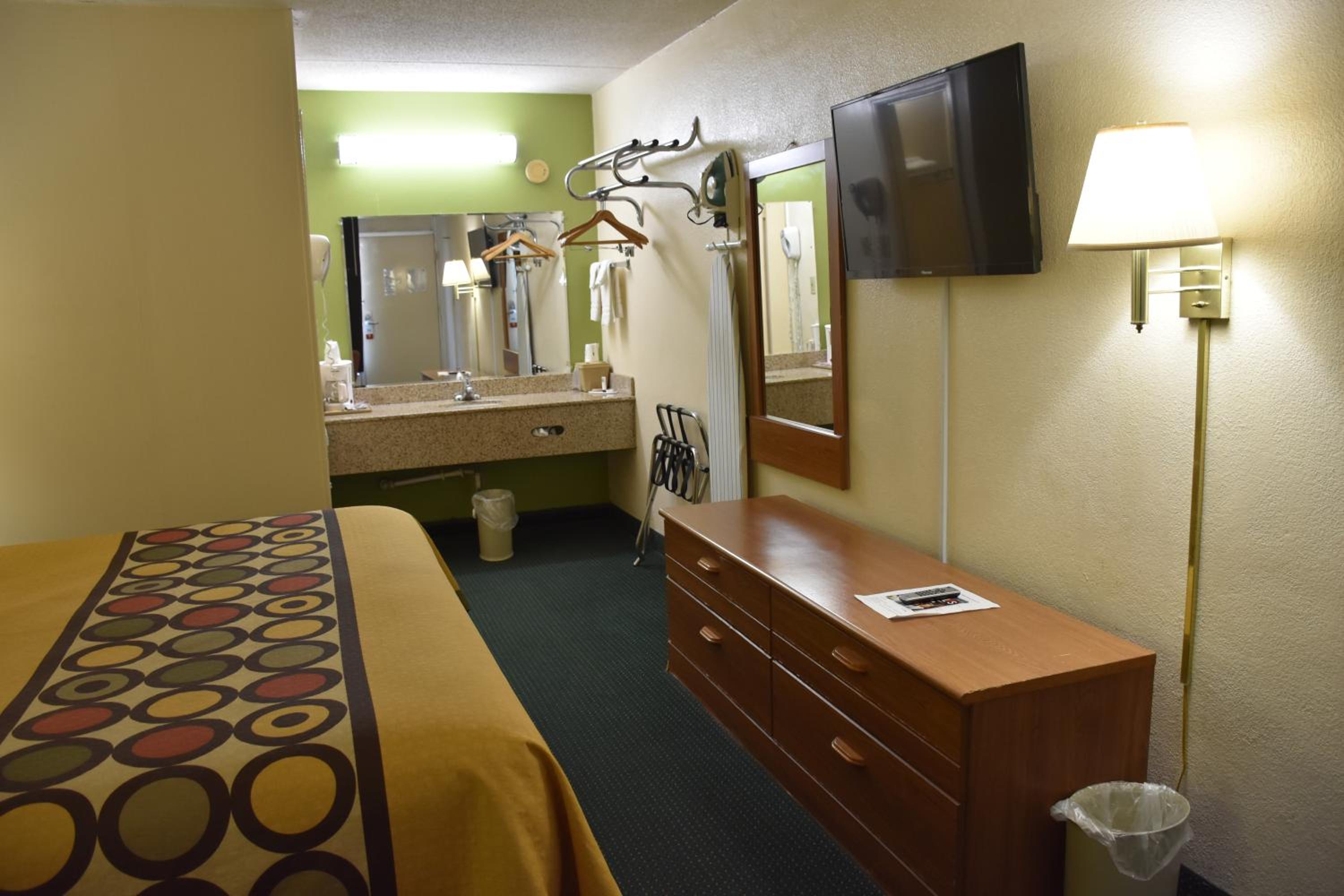 King Room - Non-Smoking - Photo 4