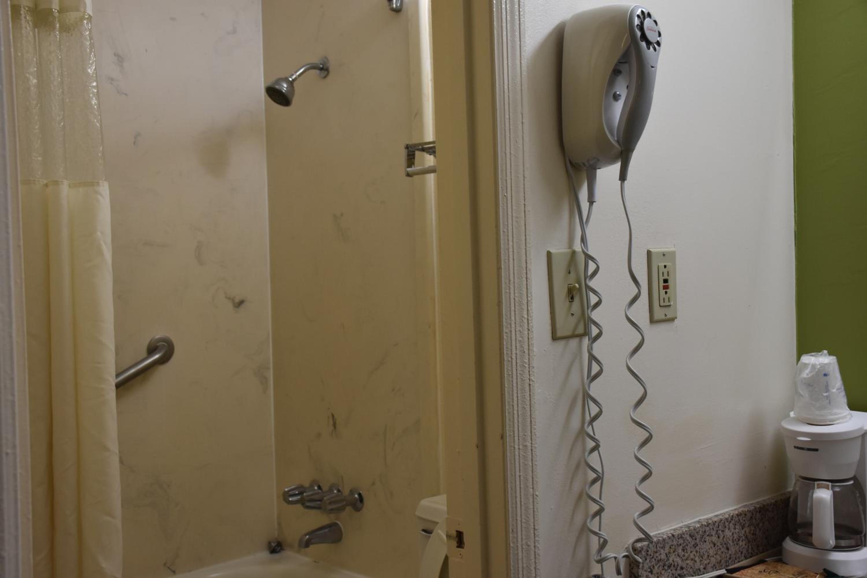 King Room - Non-Smoking - Photo 2