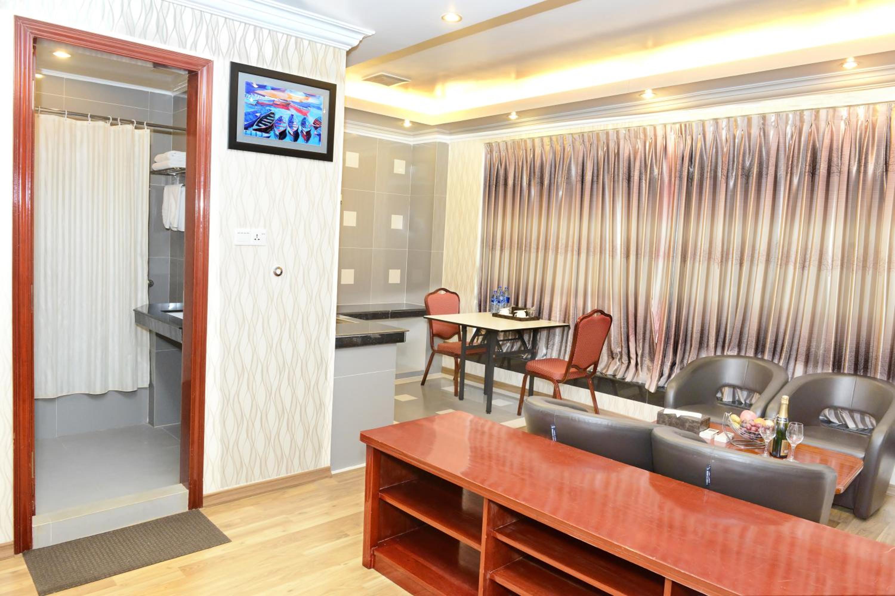Executive Suite - Photo 12