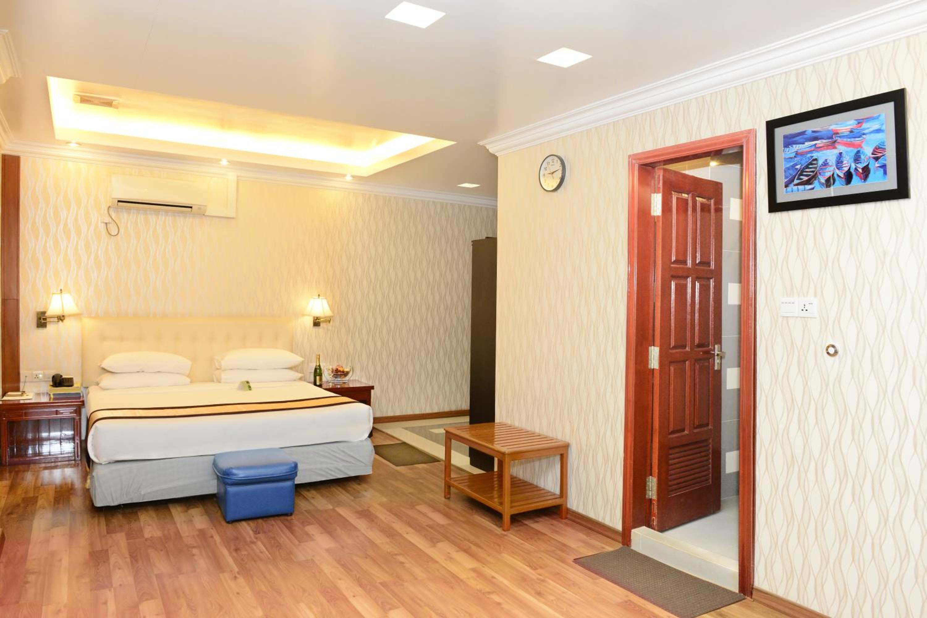 Executive Suite - Photo 13
