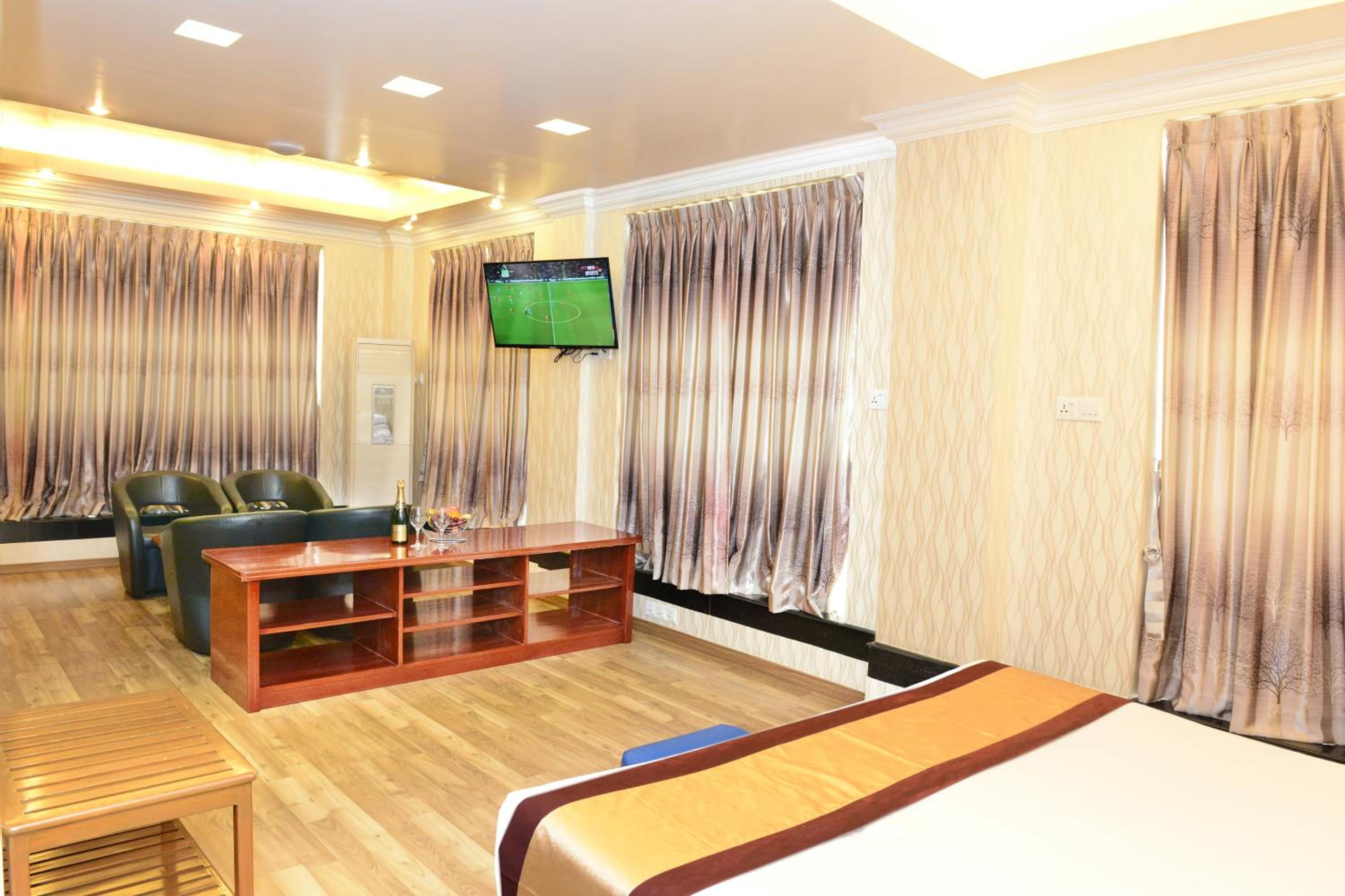 Executive Suite - Photo 17