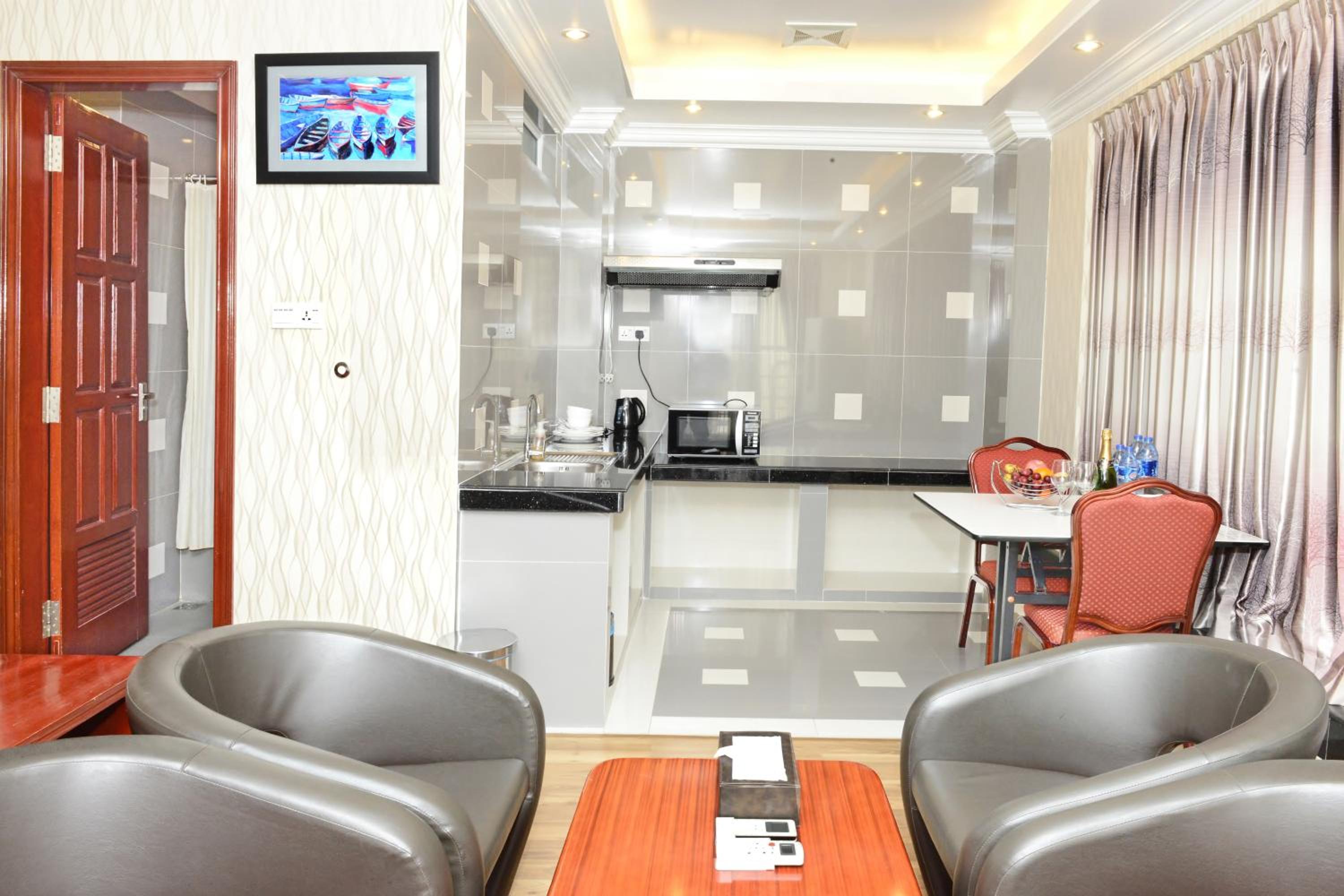 Executive Suite - Photo 18