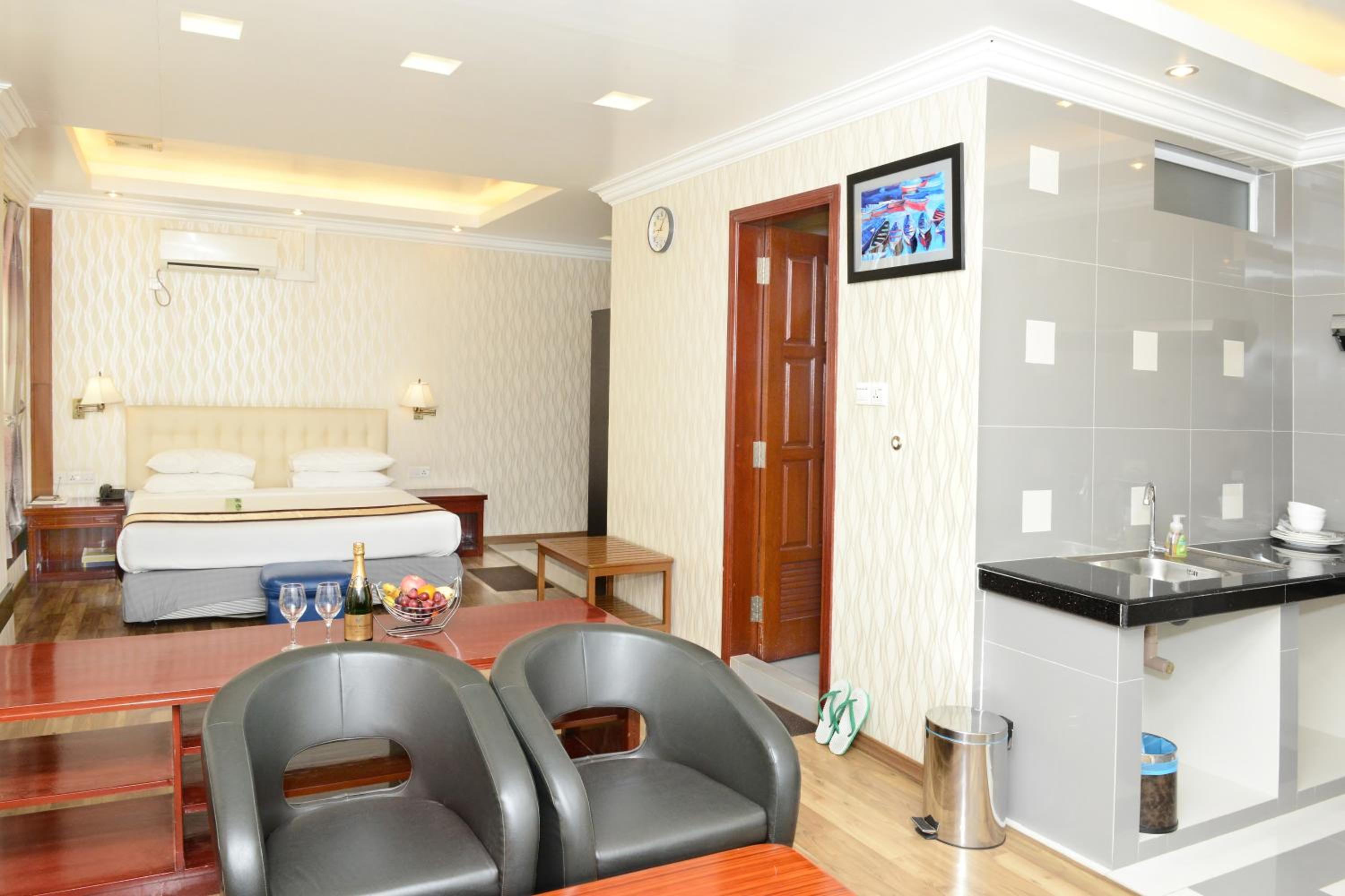 Executive Suite - Photo 14