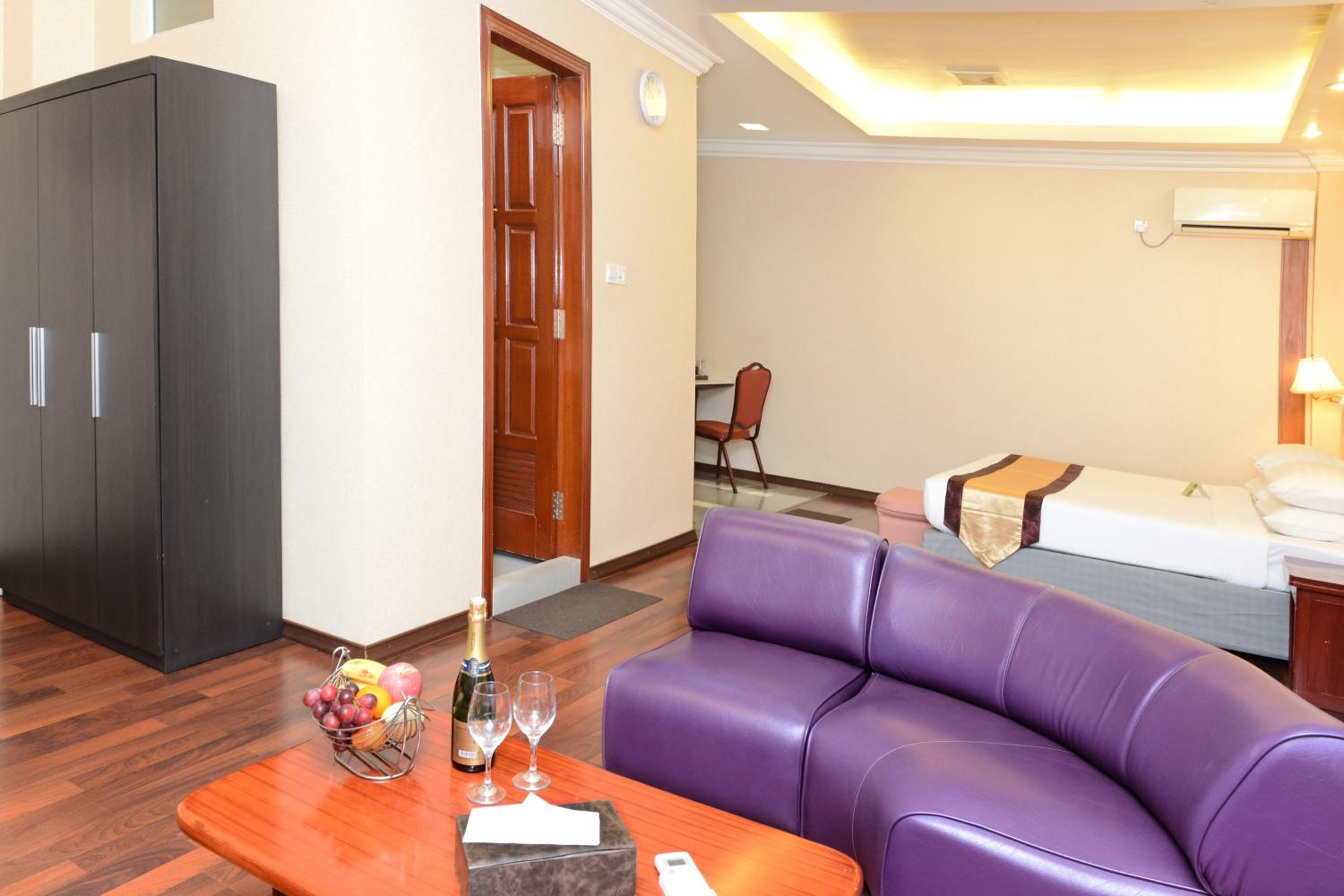 Executive Suite - Photo 6