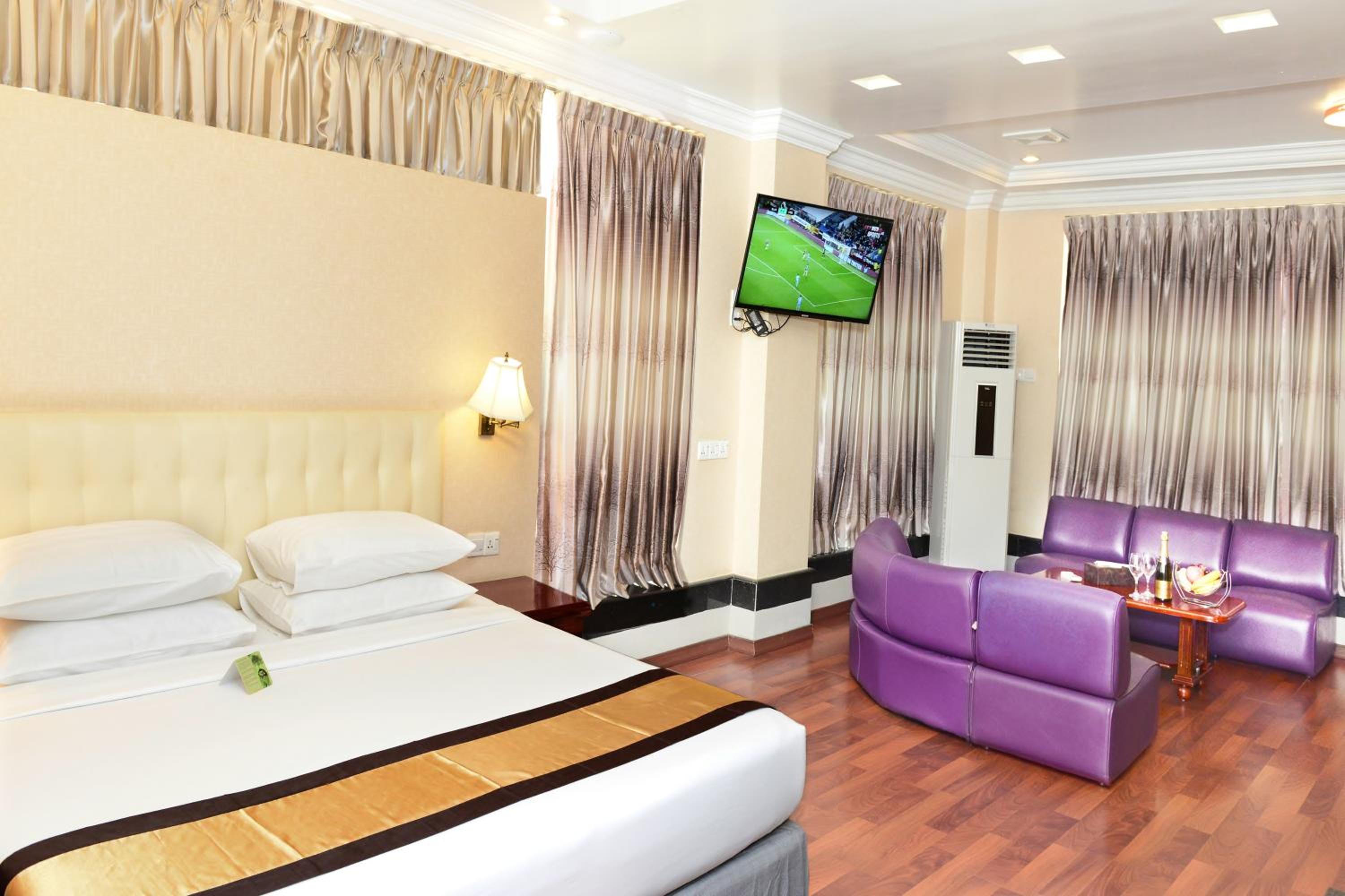 Executive Suite - Photo 8