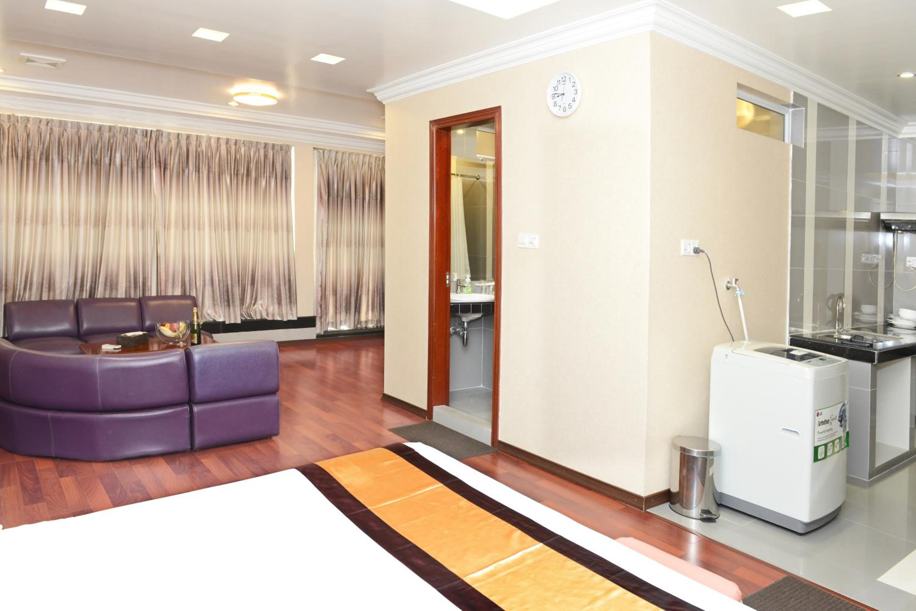 Executive Suite - Photo 9