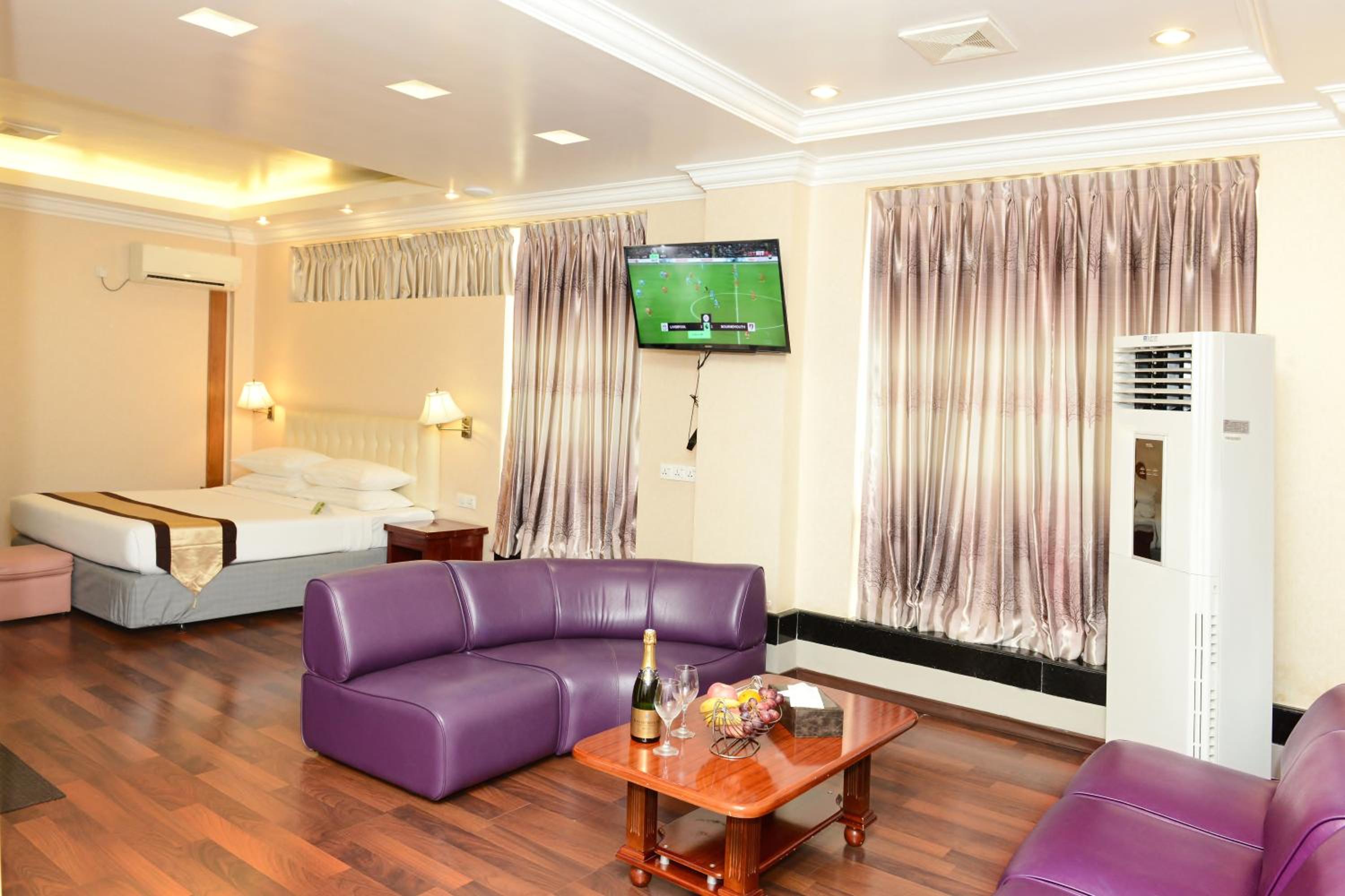 Executive Suite - Photo 10