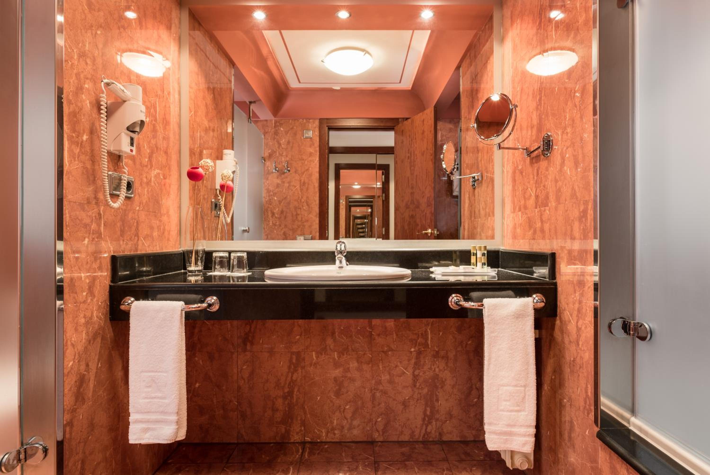 Double or Twin Room - Photo 3