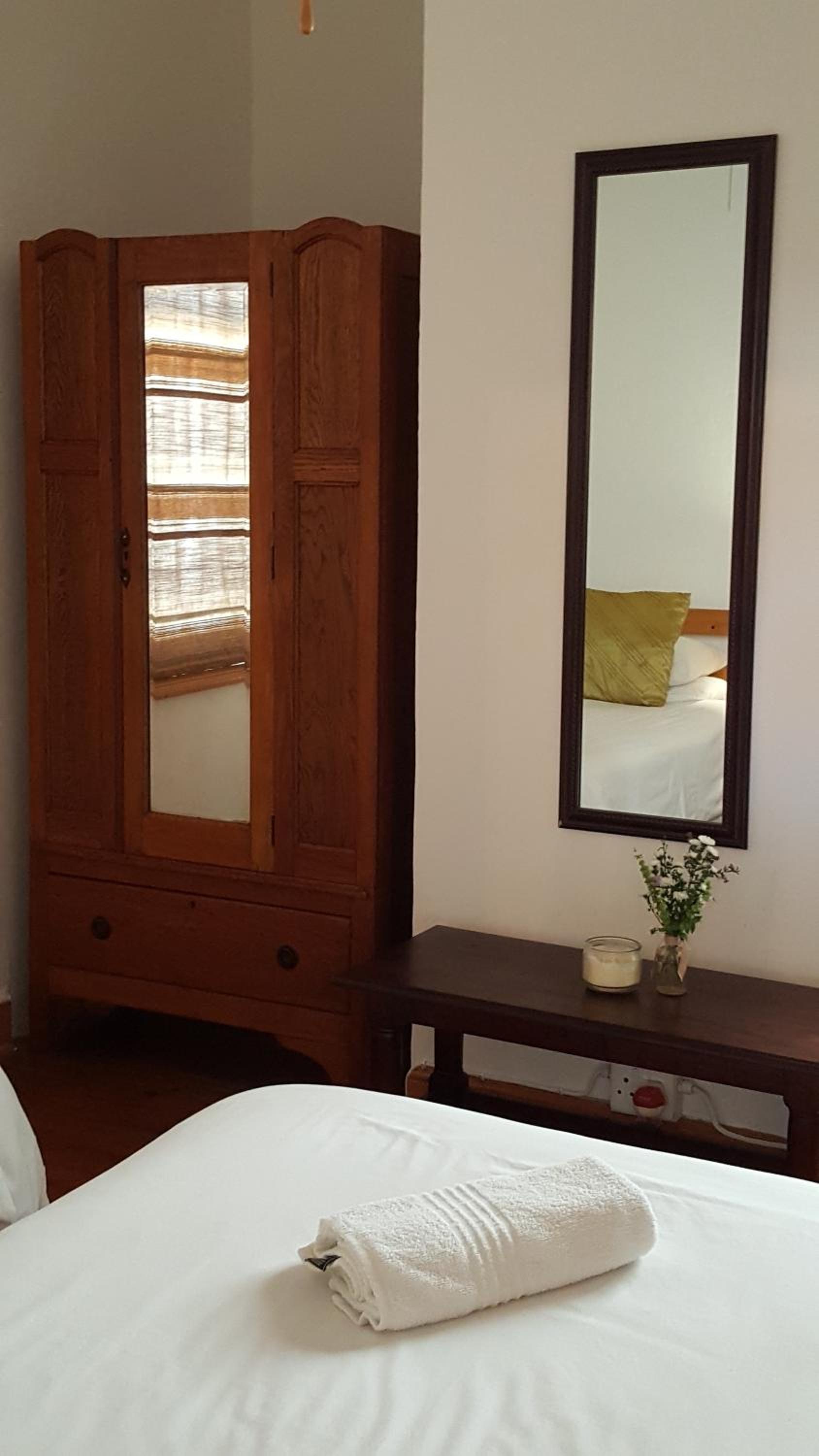 Three-Bedroom Cottage - Photo 2