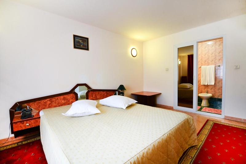 Double Room - Photo 6