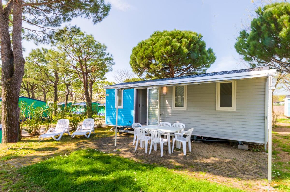 Two-Bedroom Mobile Home (4 Adults) photo 3