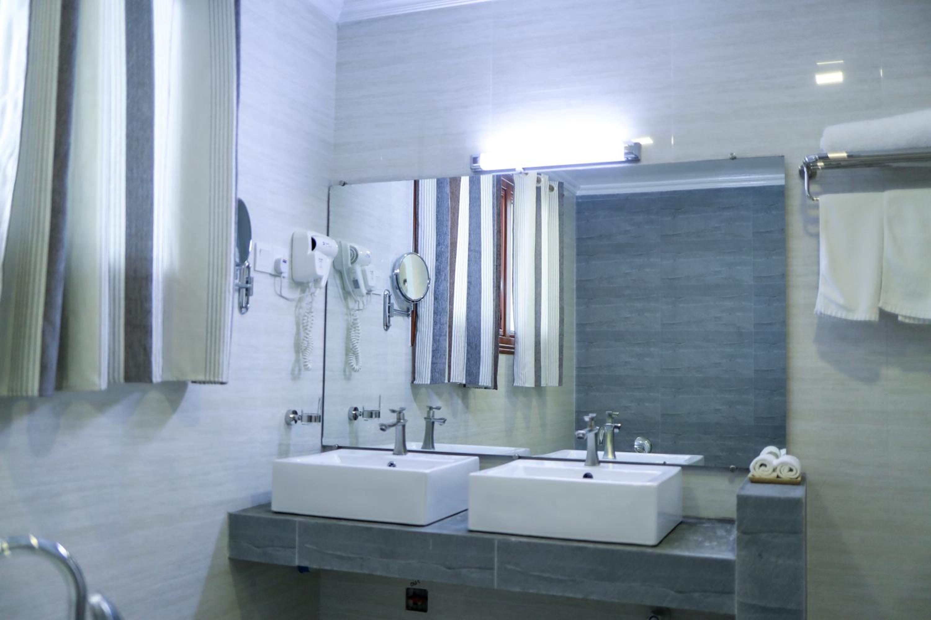 King Suite with Whirlpool photo 2