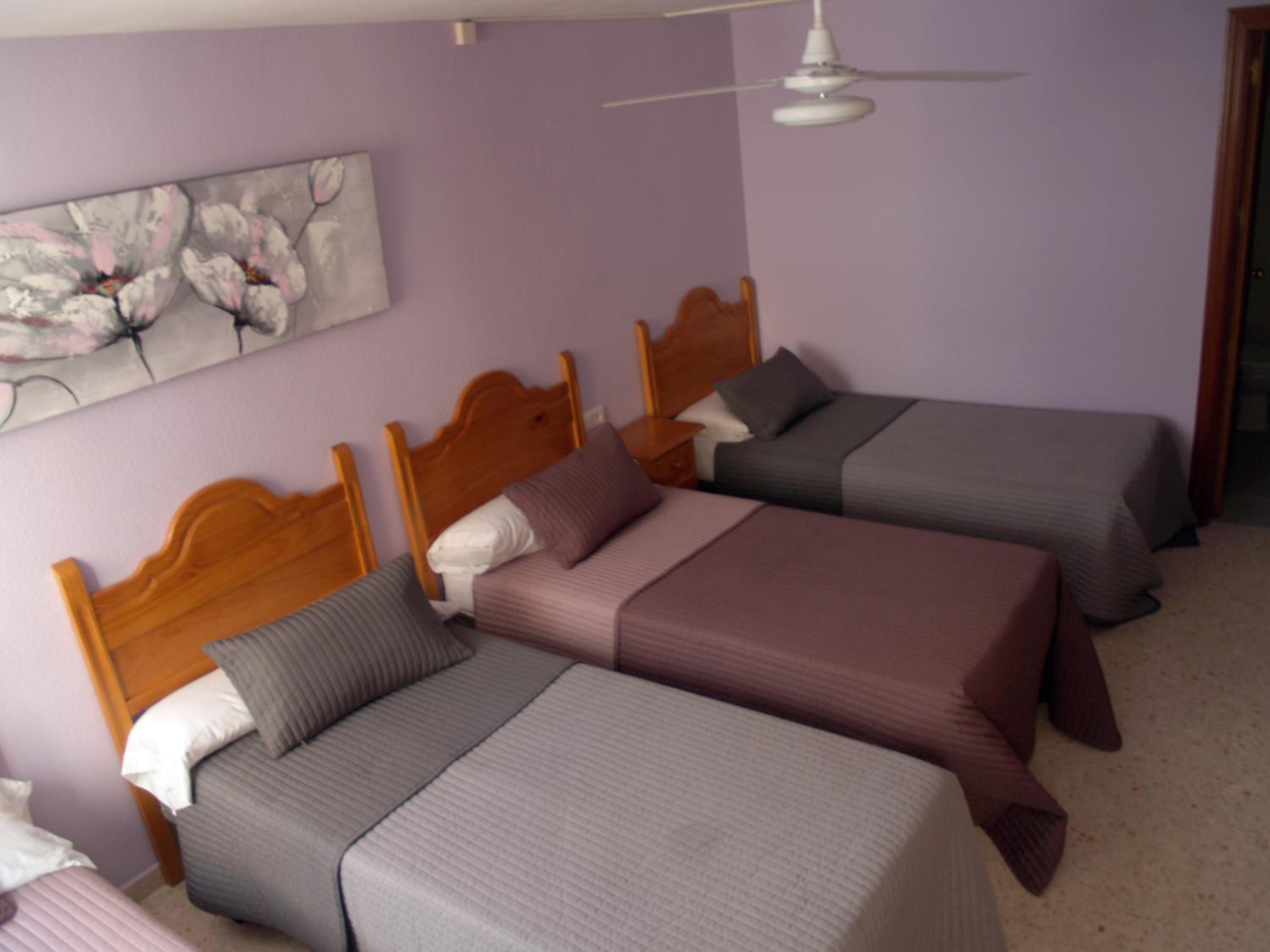 Quadruple Room with Bathroom - Photo 2
