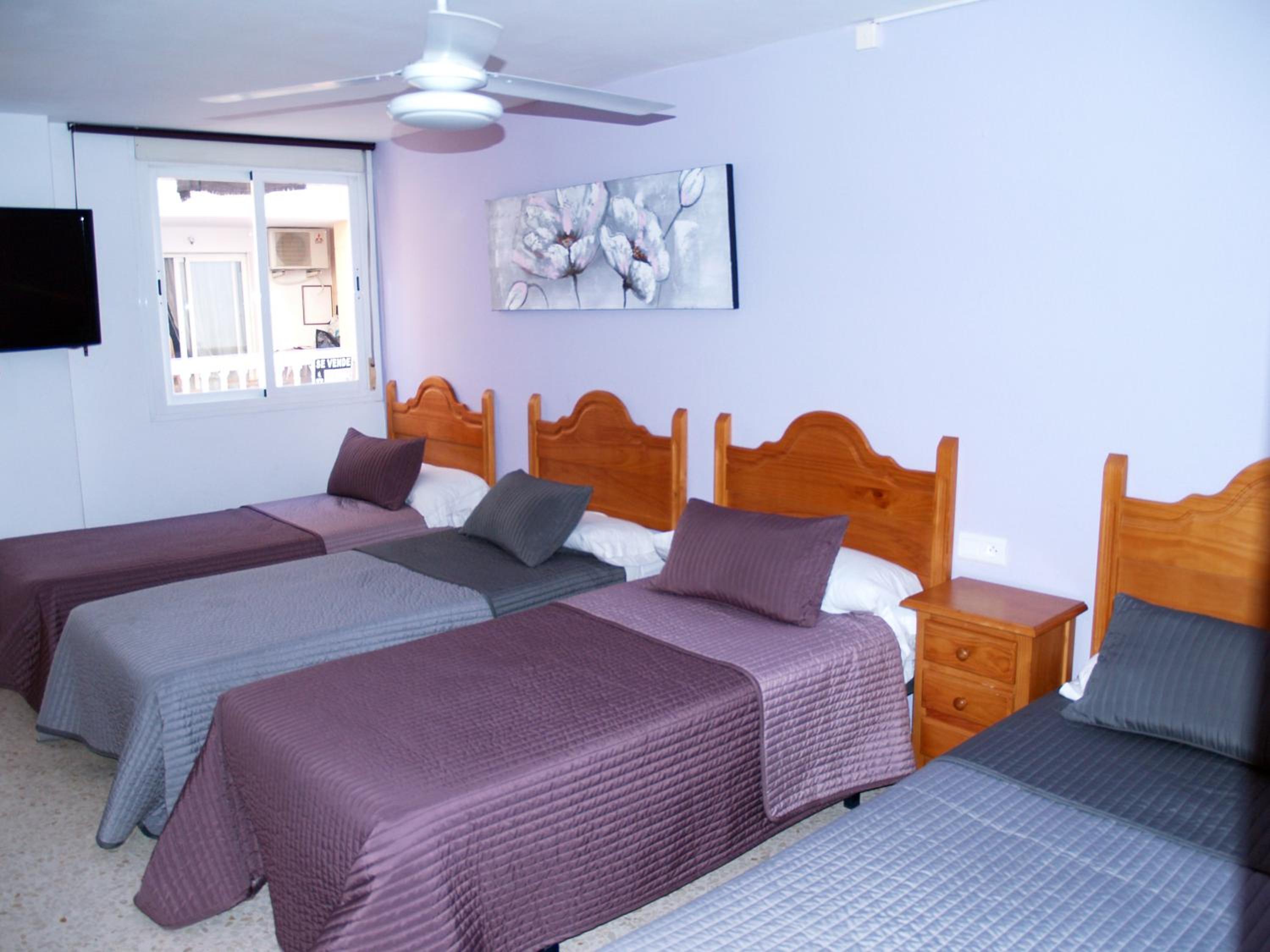 Quadruple Room with Bathroom - Photo 1