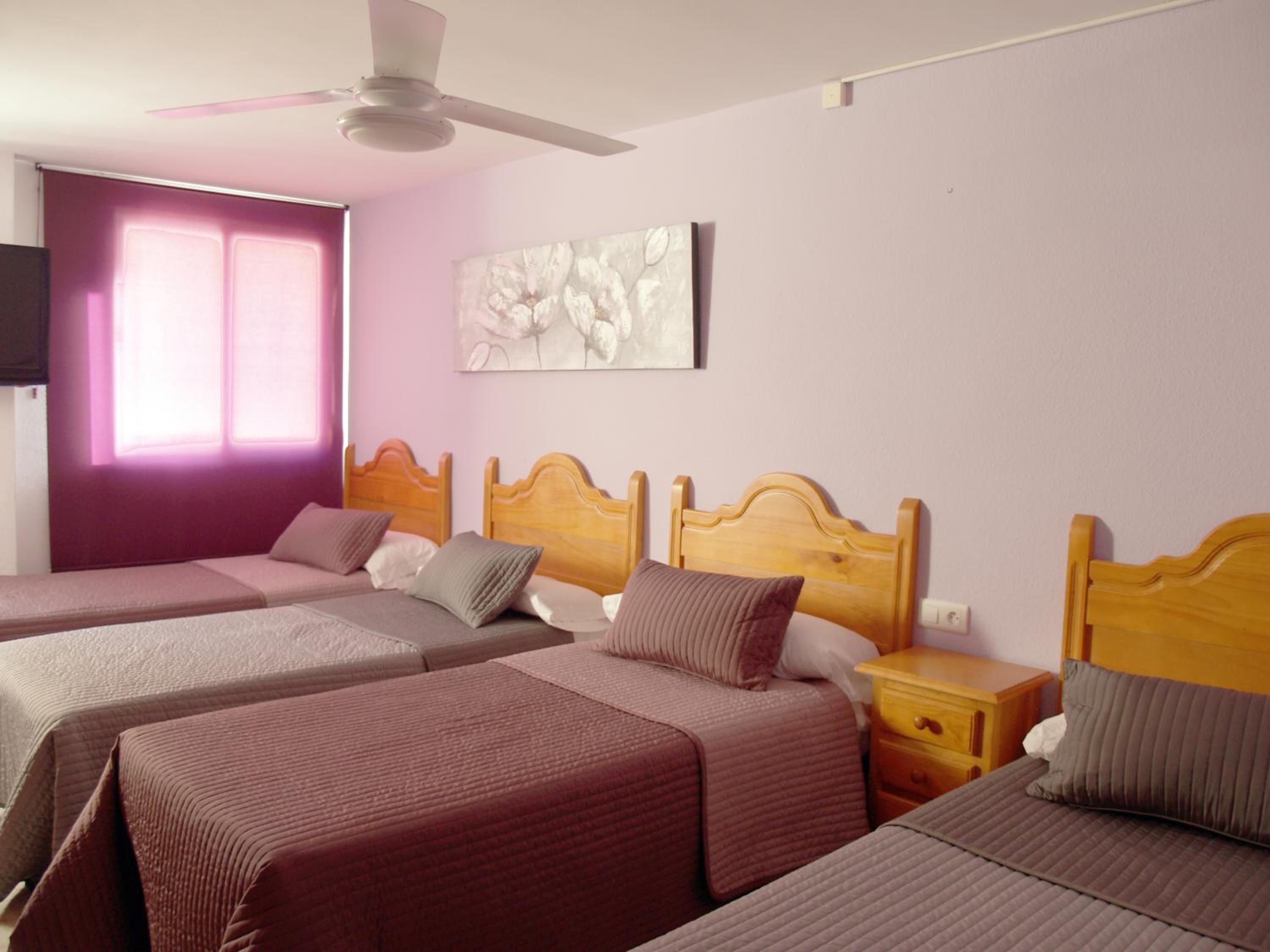 Quadruple Room with Bathroom - Photo 3