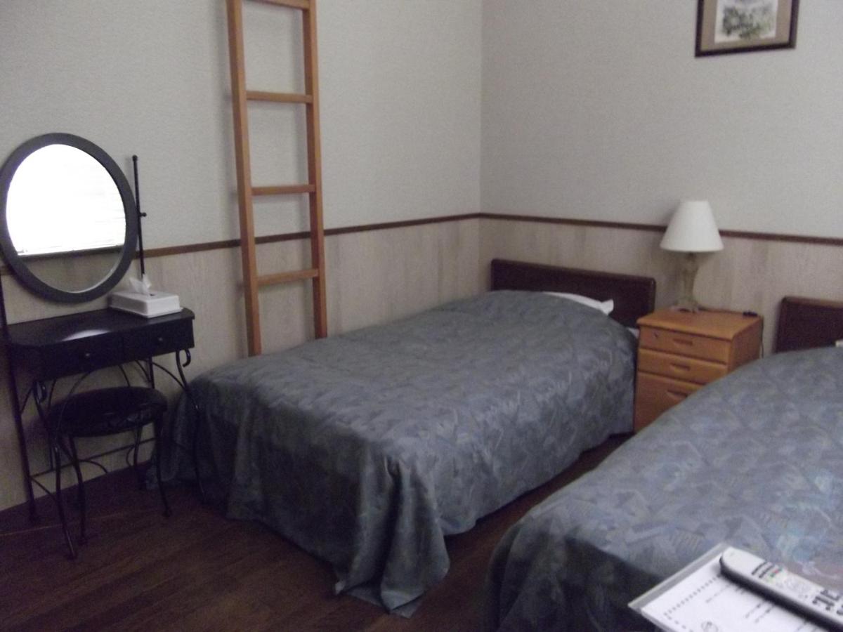 Twin Room - Non-Smoking - Photo 3