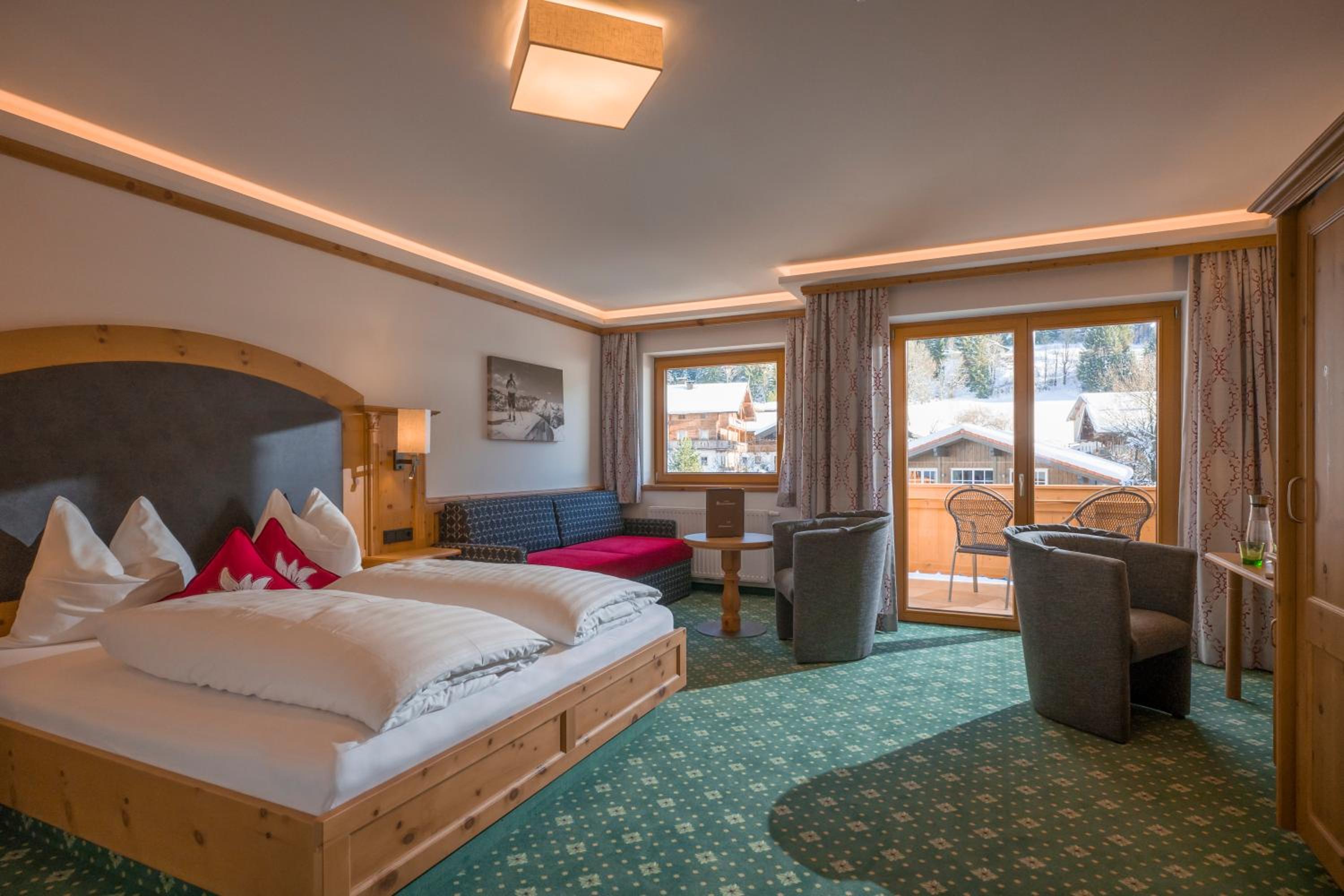 Deluxe Double Room (2 Adults + 1 Child) photo 1