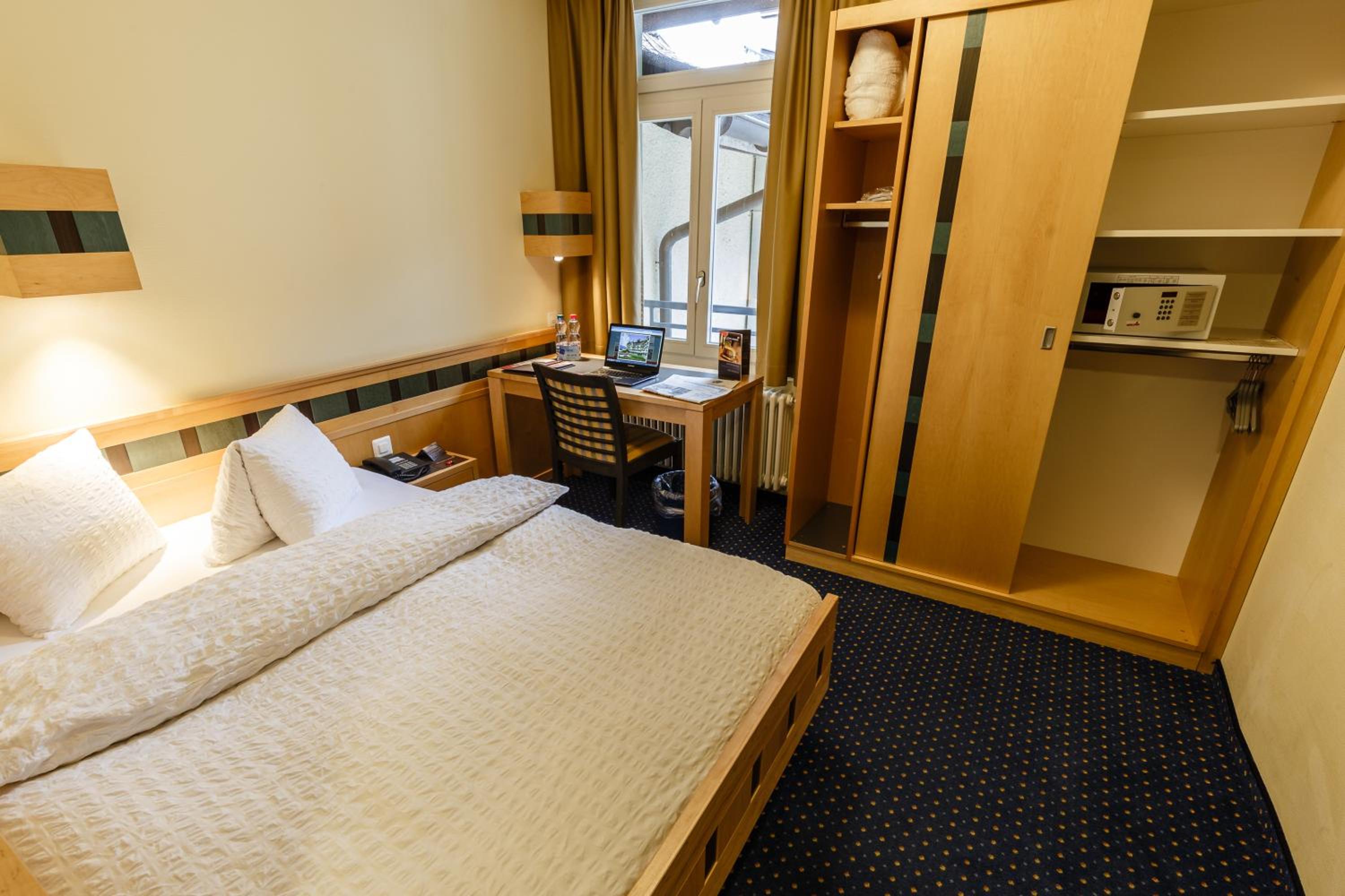 Deluxe Double Room with Balcony thumbnail 5