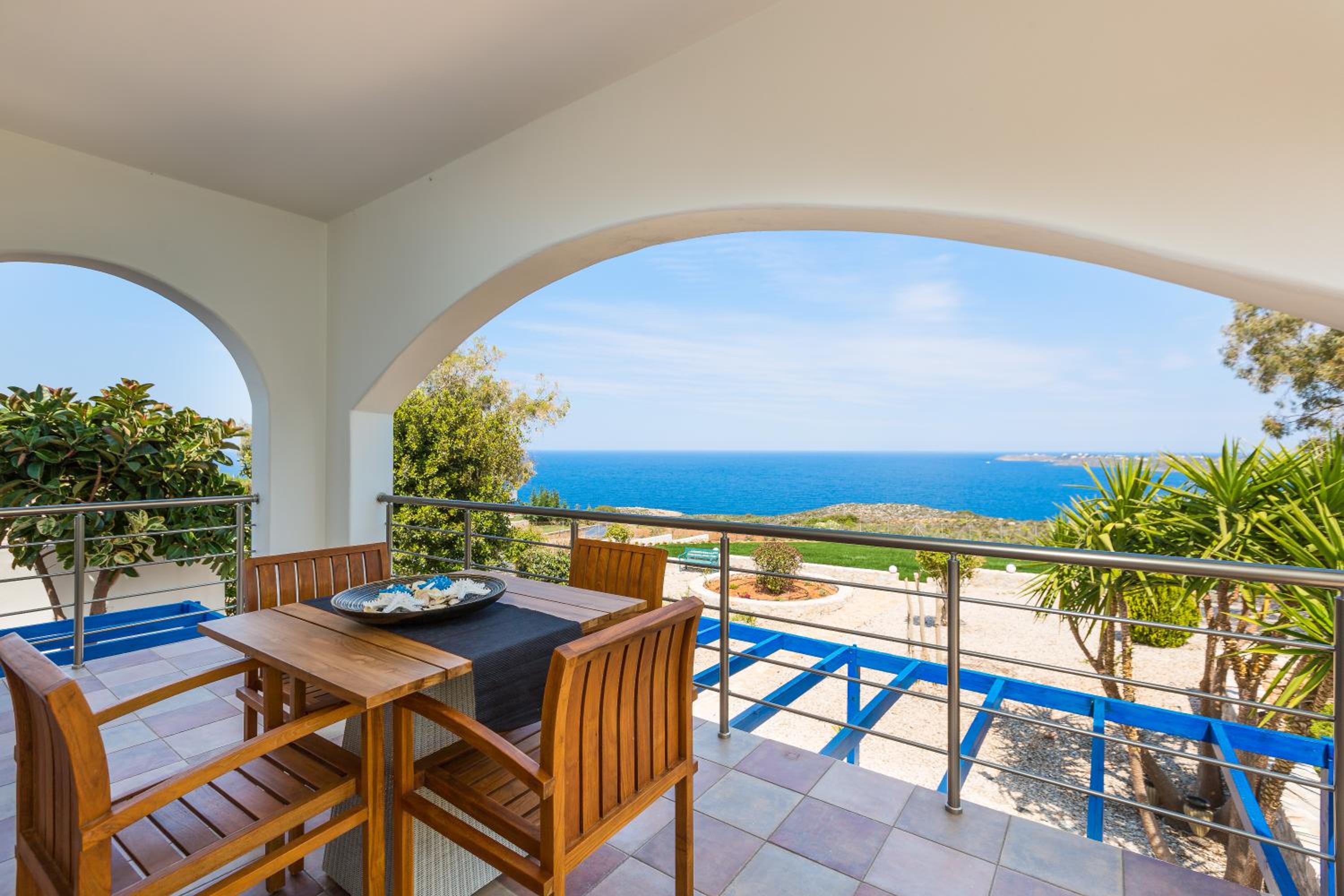 Three-Bedroom Villa with Private Pool and Sea View photo 3