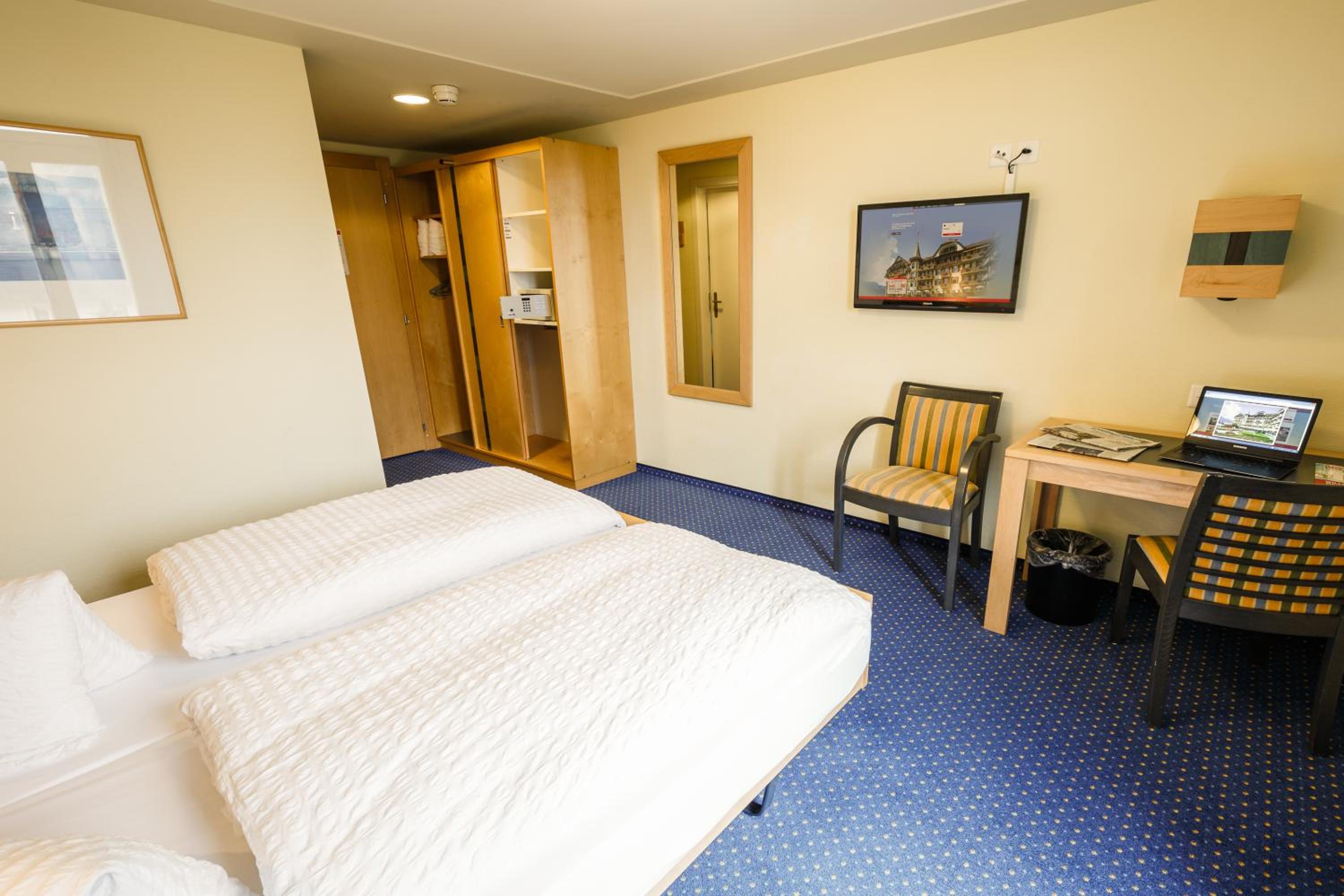 Double Room with Jungfrau view - Photo 3