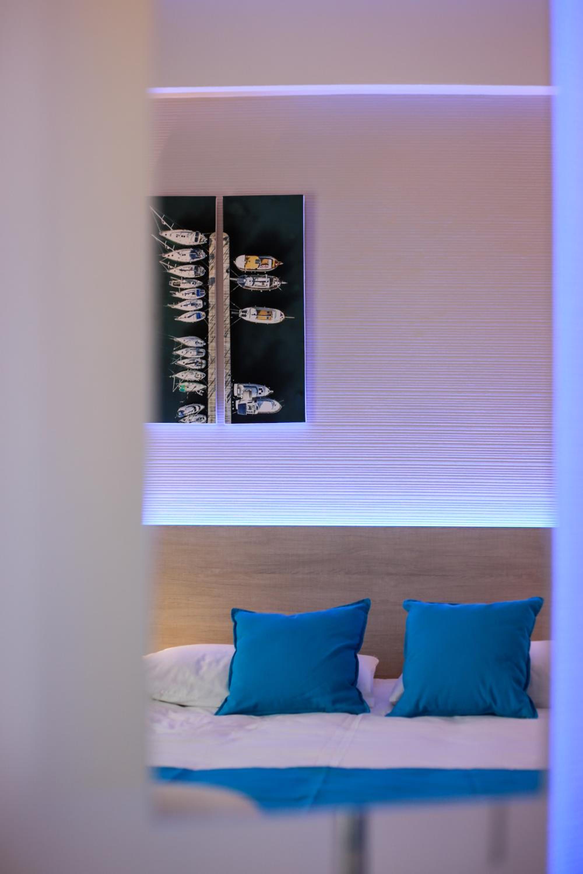 Double or Twin Room with Side Sea View photo 3