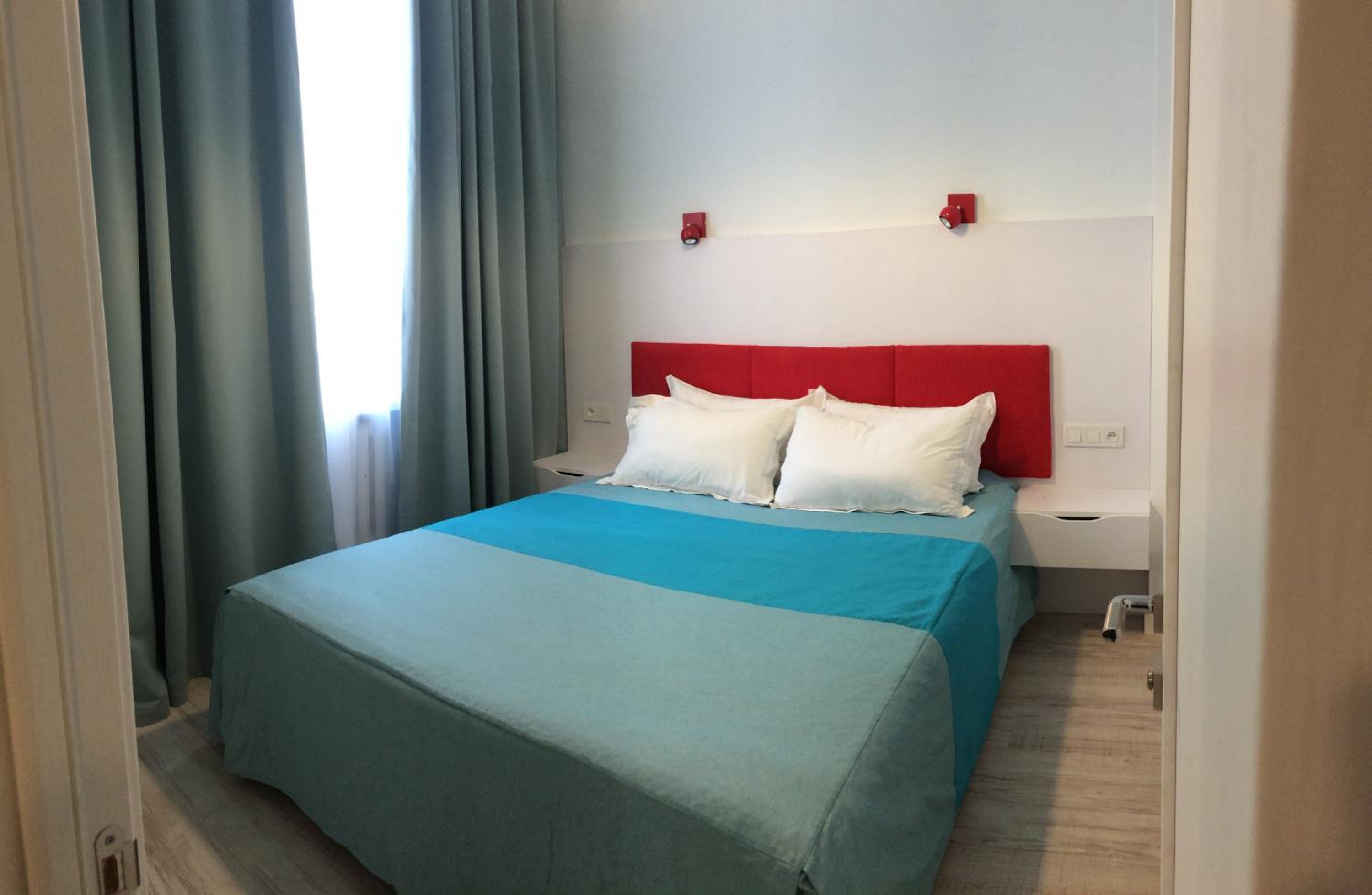 Ground Floor Modern Bright One-bedroom Apartment