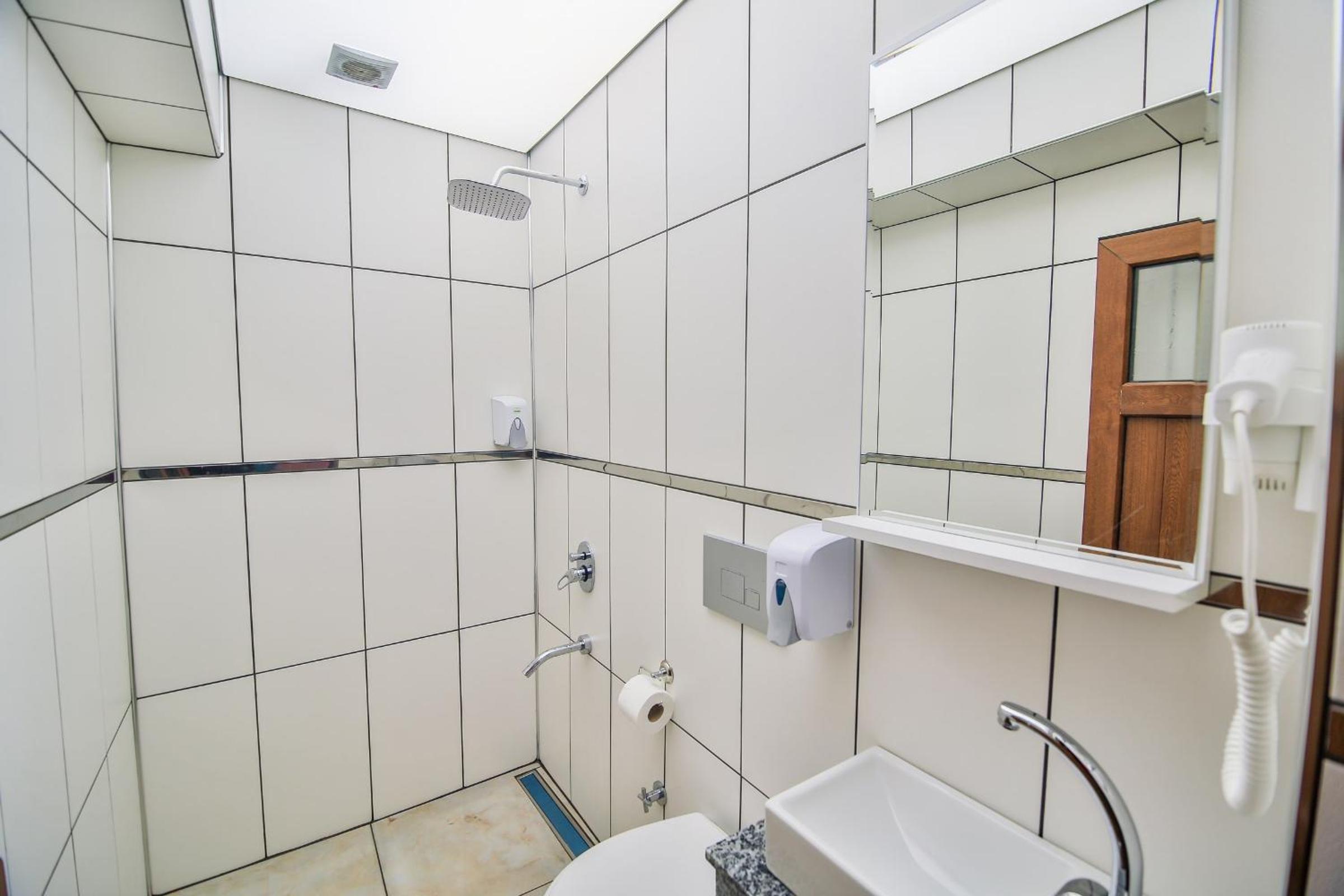 Standard Triple Room with City View - Photo 19
