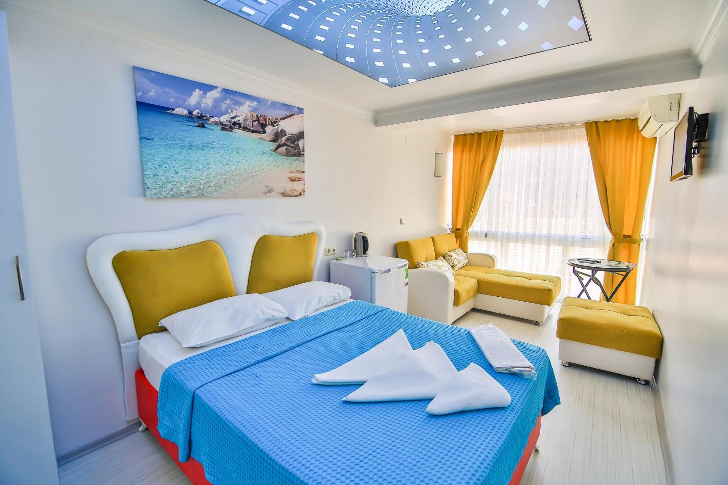 Standard Triple Room with City View - Photo 13