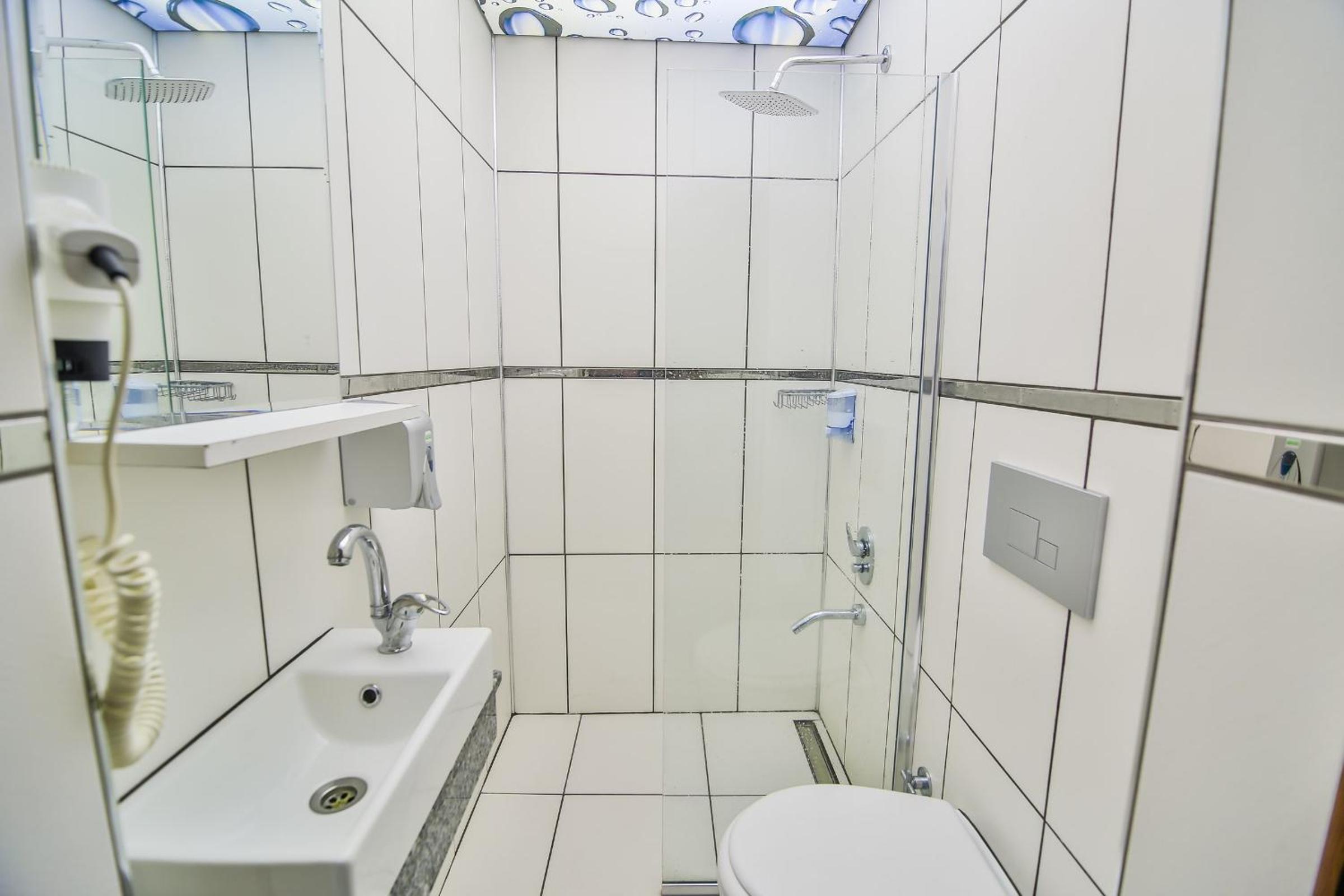 Standard Triple Room with City View - Photo 8