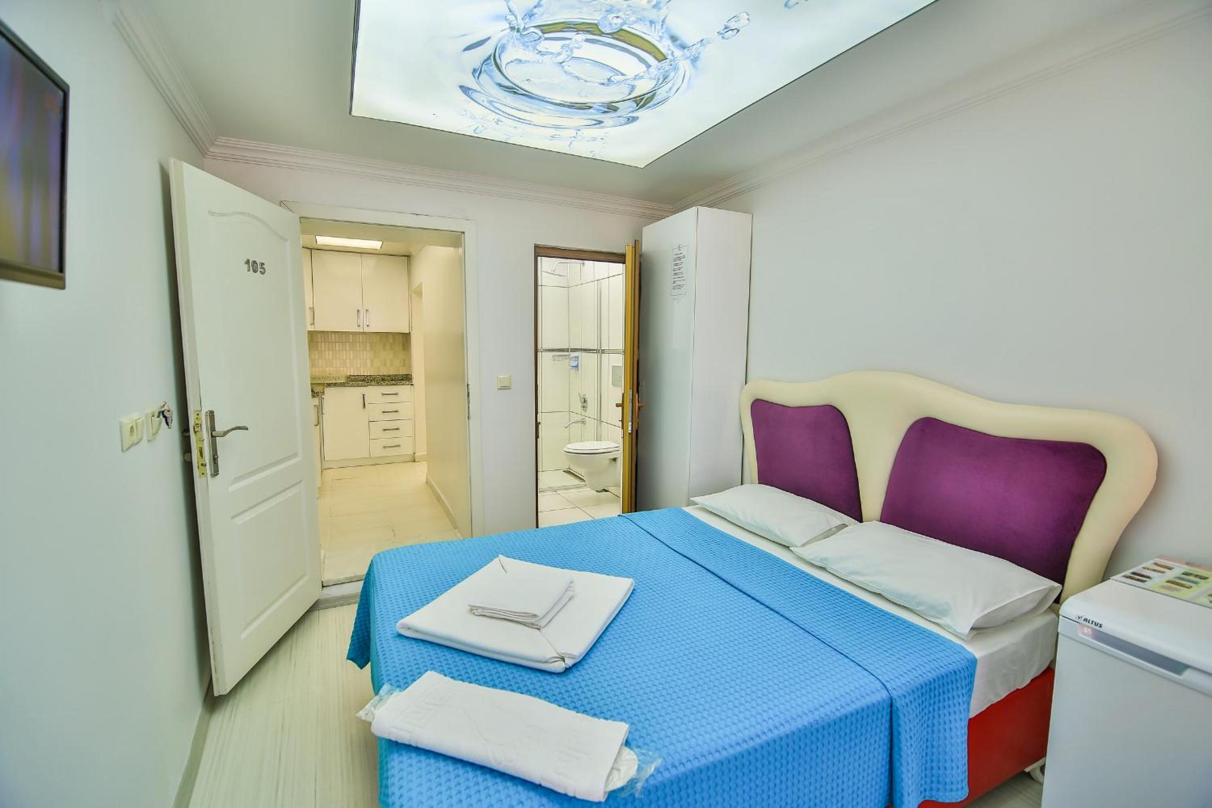 Standard Triple Room with City View - Photo 12