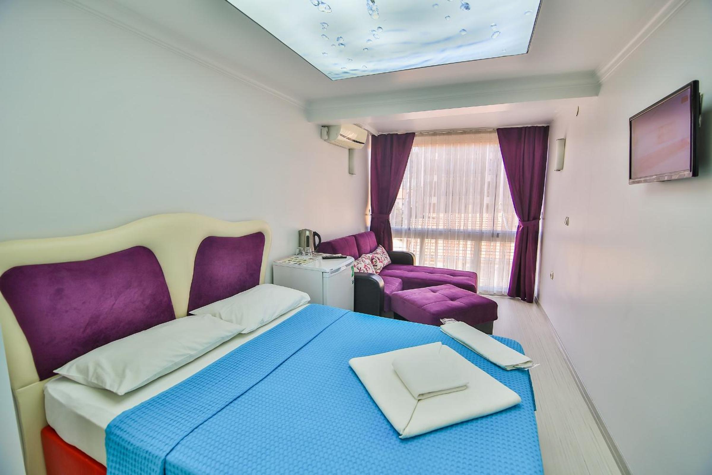 Standard Triple Room with City View - Photo 10