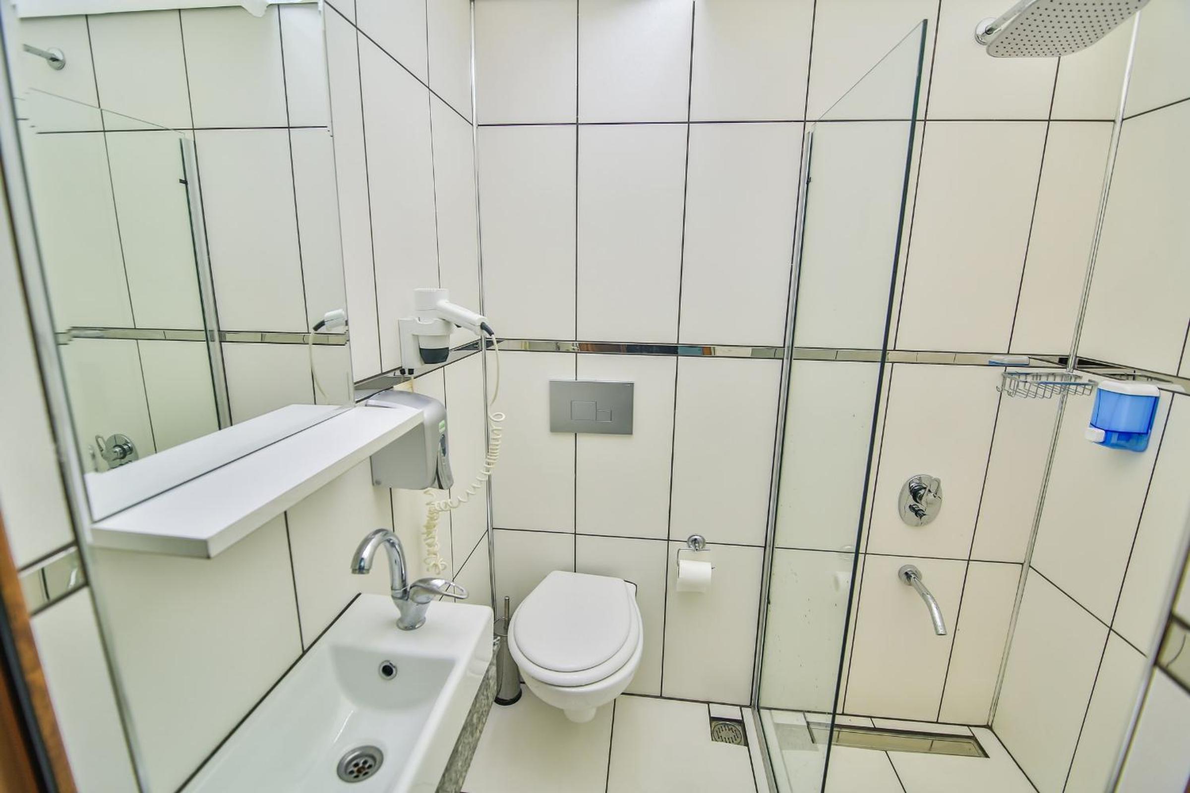 Standard Triple Room with City View - Photo 7