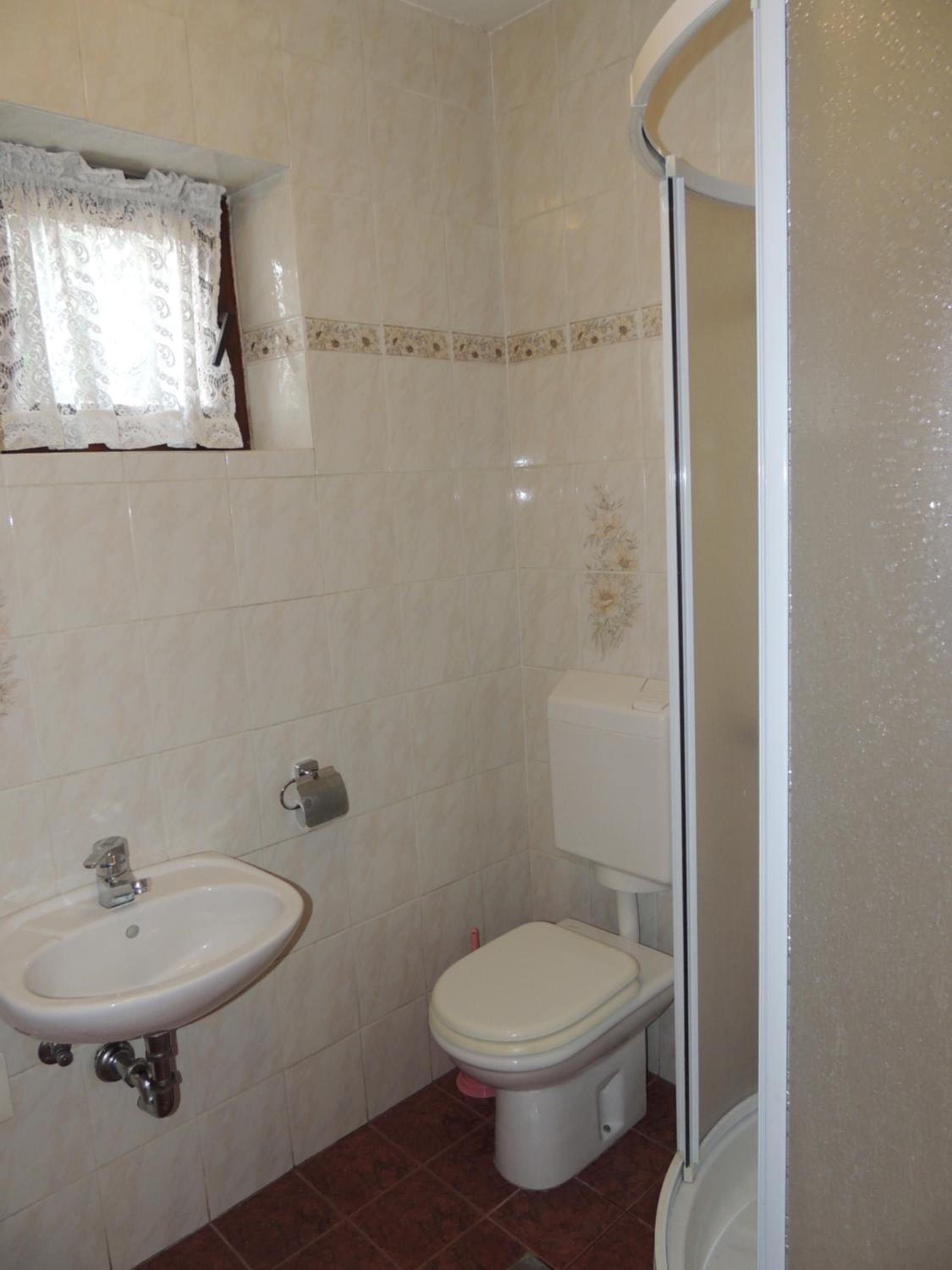One-Bedroom Apartment - Photo 2