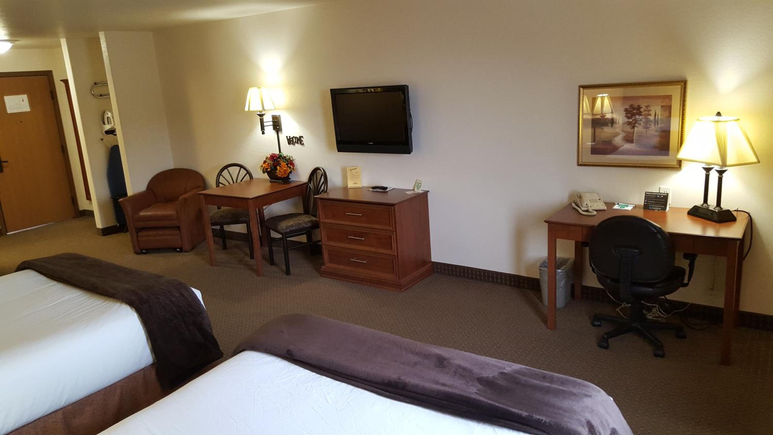 Two Queen Suite with Sofa Bed - Photo 2