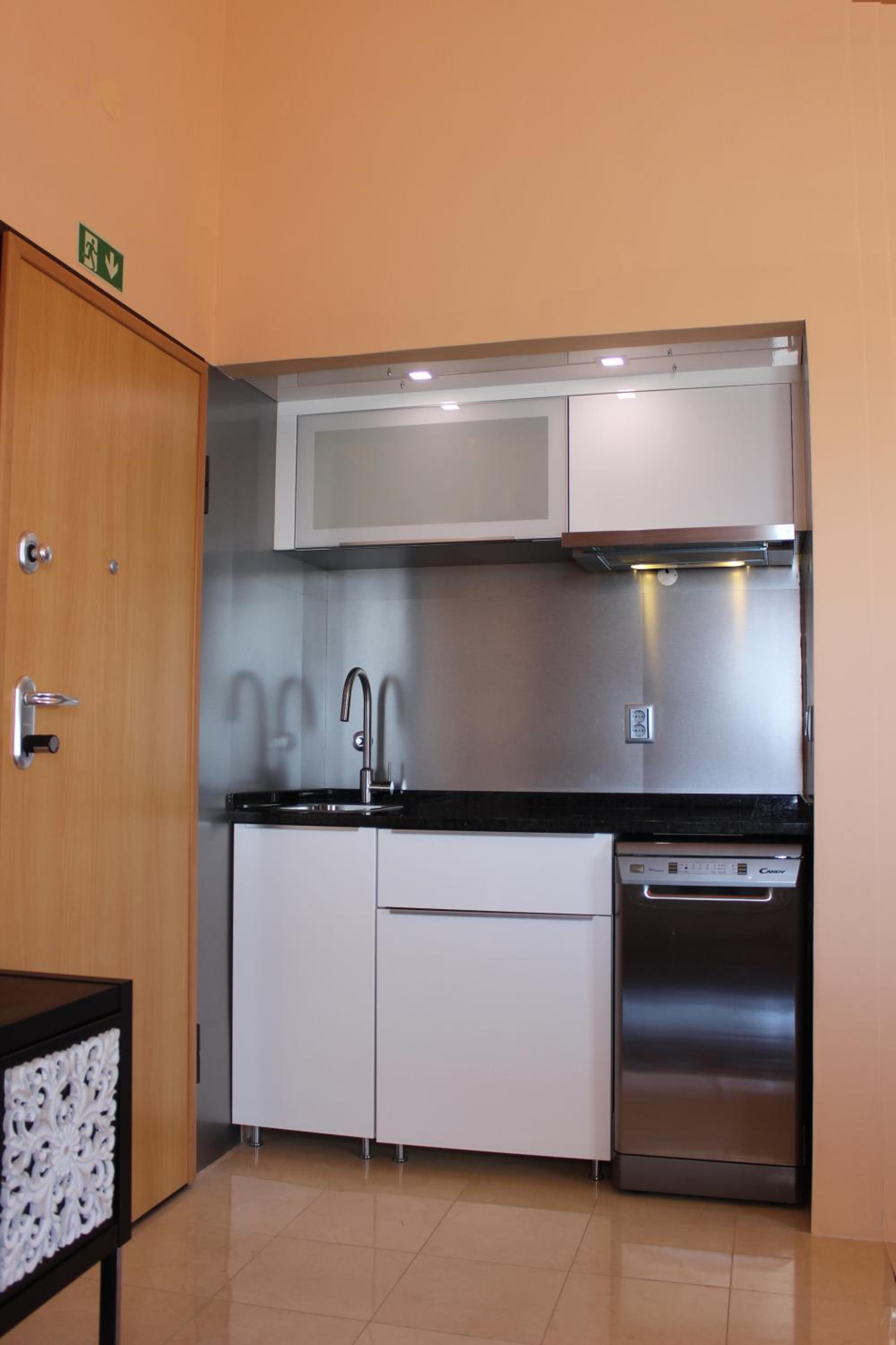 Quad Avenue Studio Penthouse - Photo 18