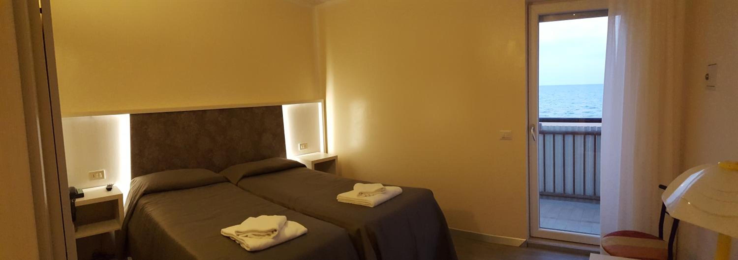 Double or Twin Room with Balcony and Partial Sea View photo 2
