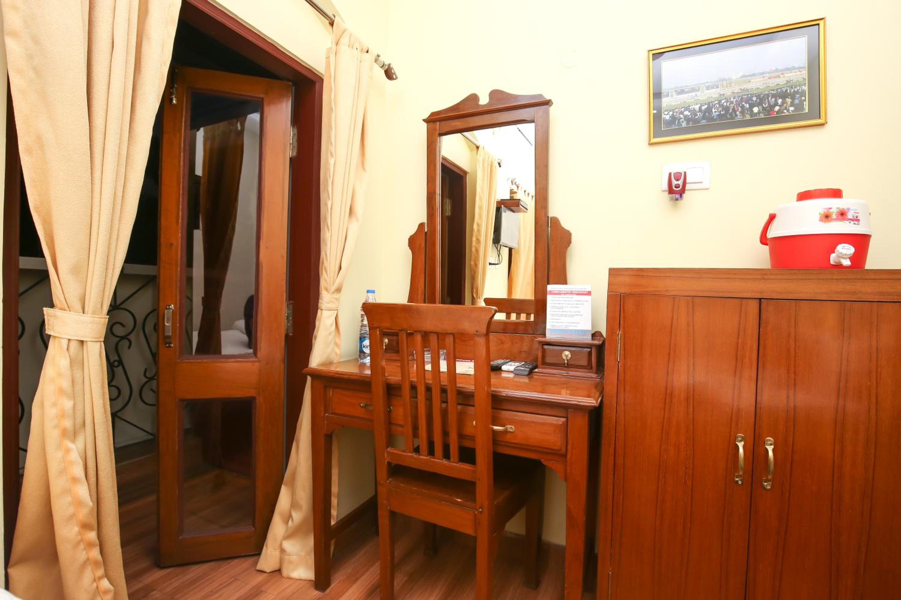 Budget Double Room - Photo 12