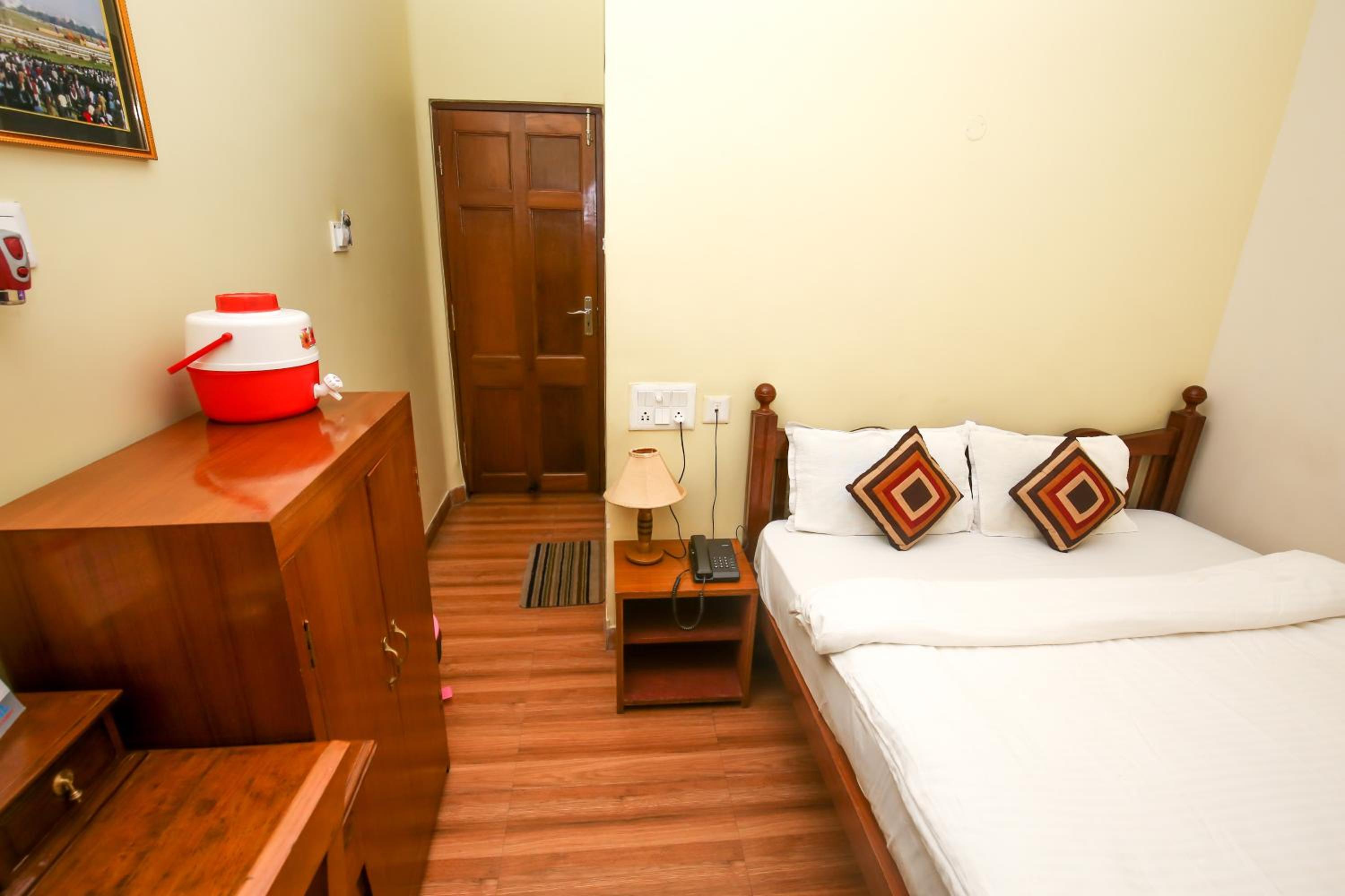 Budget Double Room - Photo 14