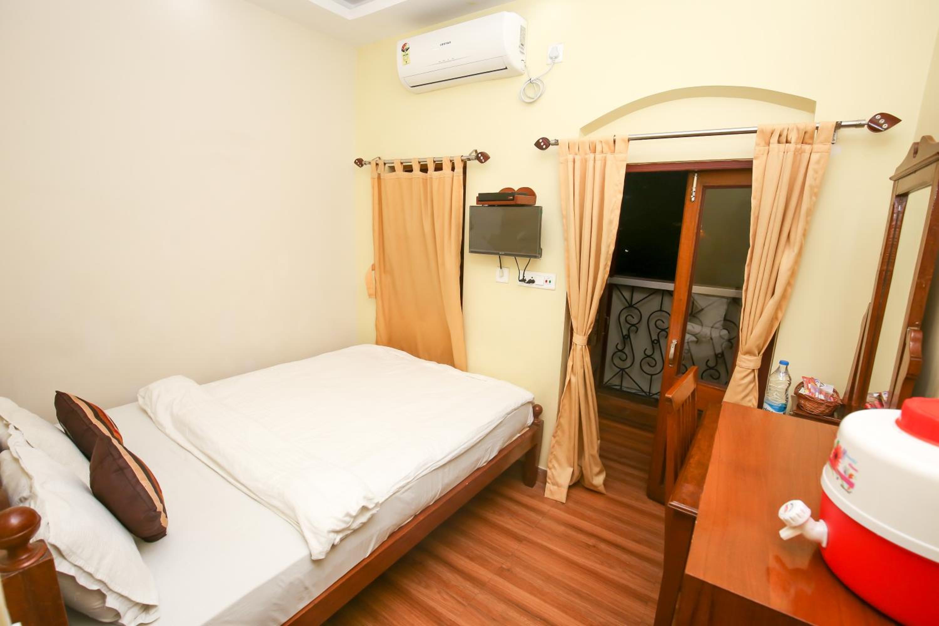 Budget Double Room - Photo 13
