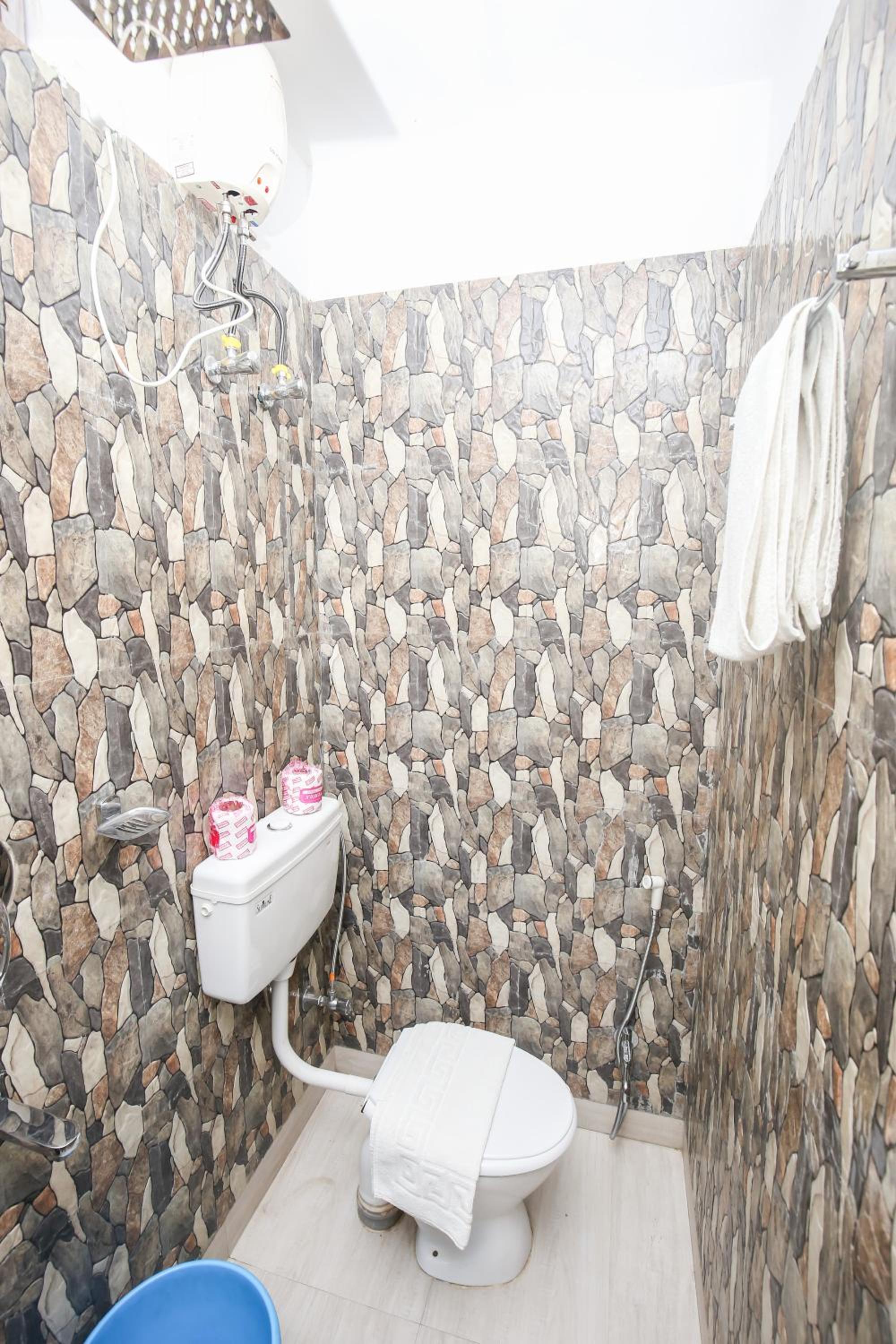 Budget Double Room - Photo 10