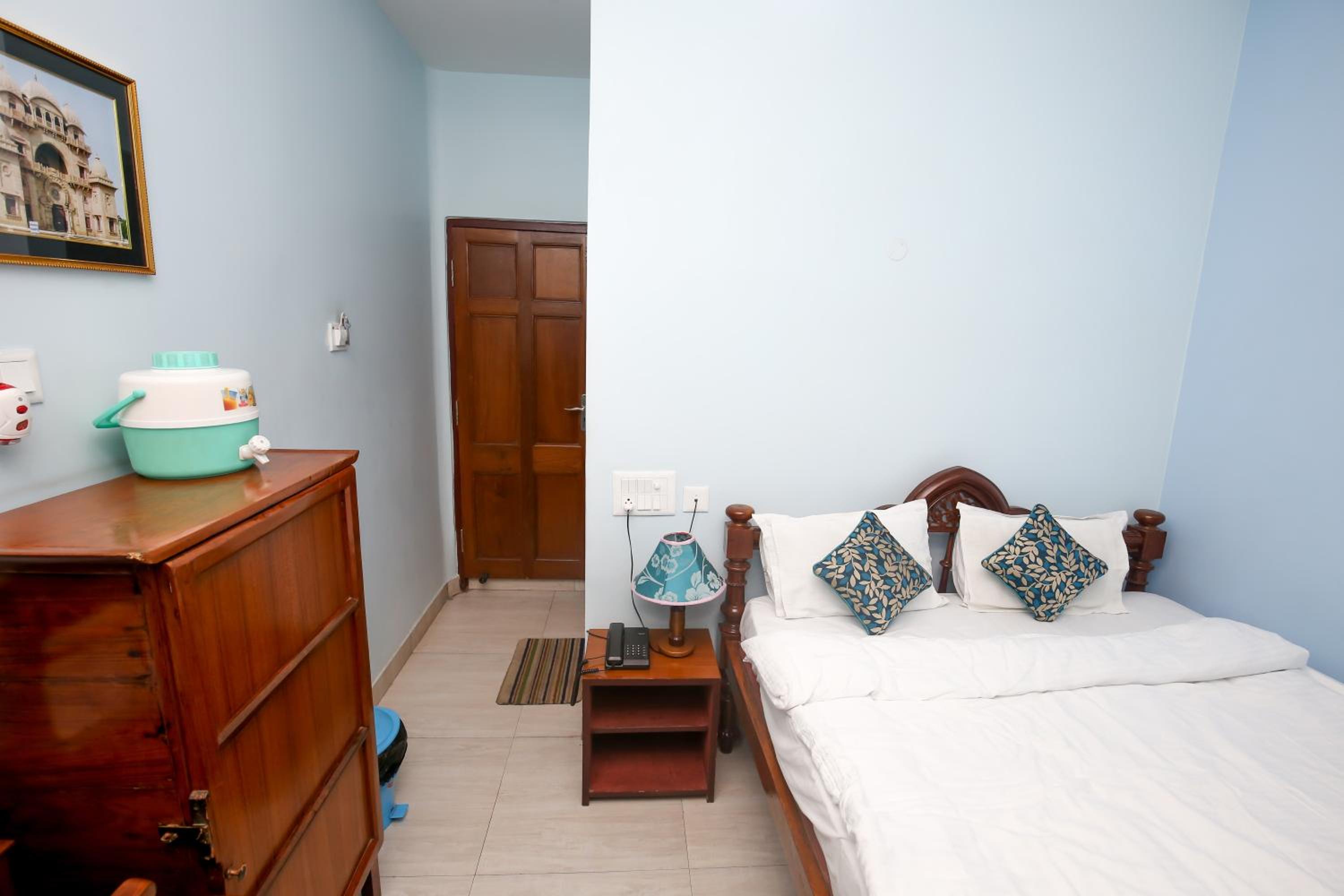 Budget Double Room - Photo 15