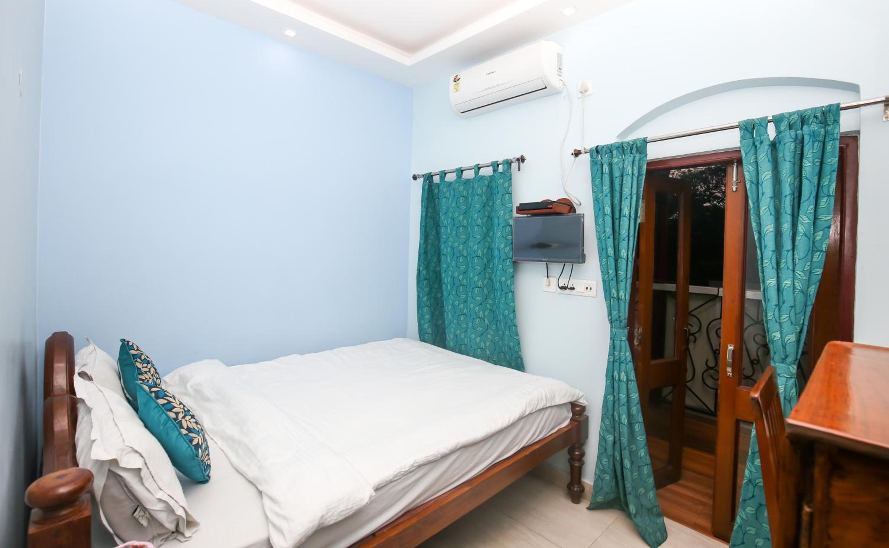 Budget Double Room - Photo 1