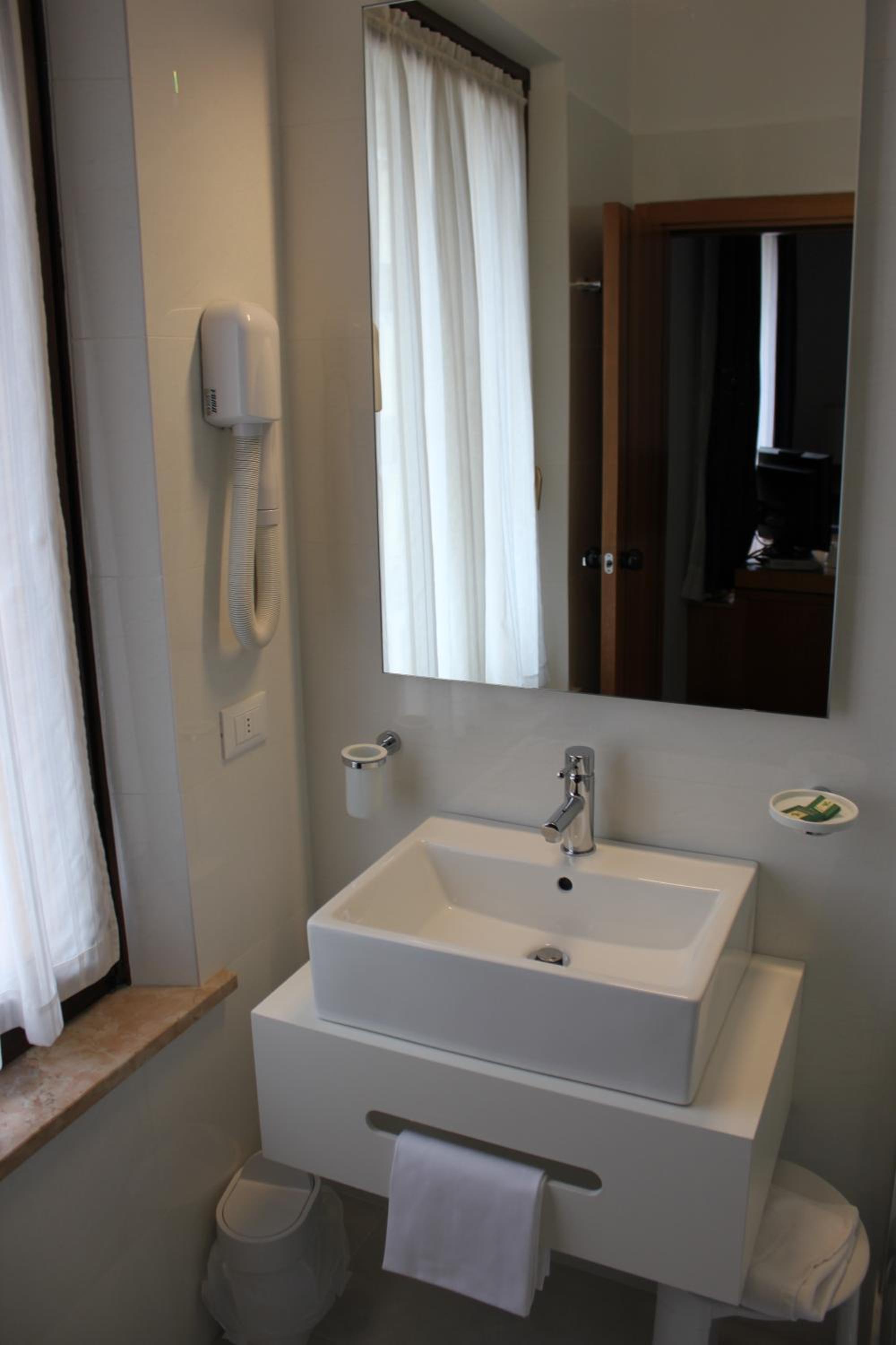 Basic Double Room photo 2
